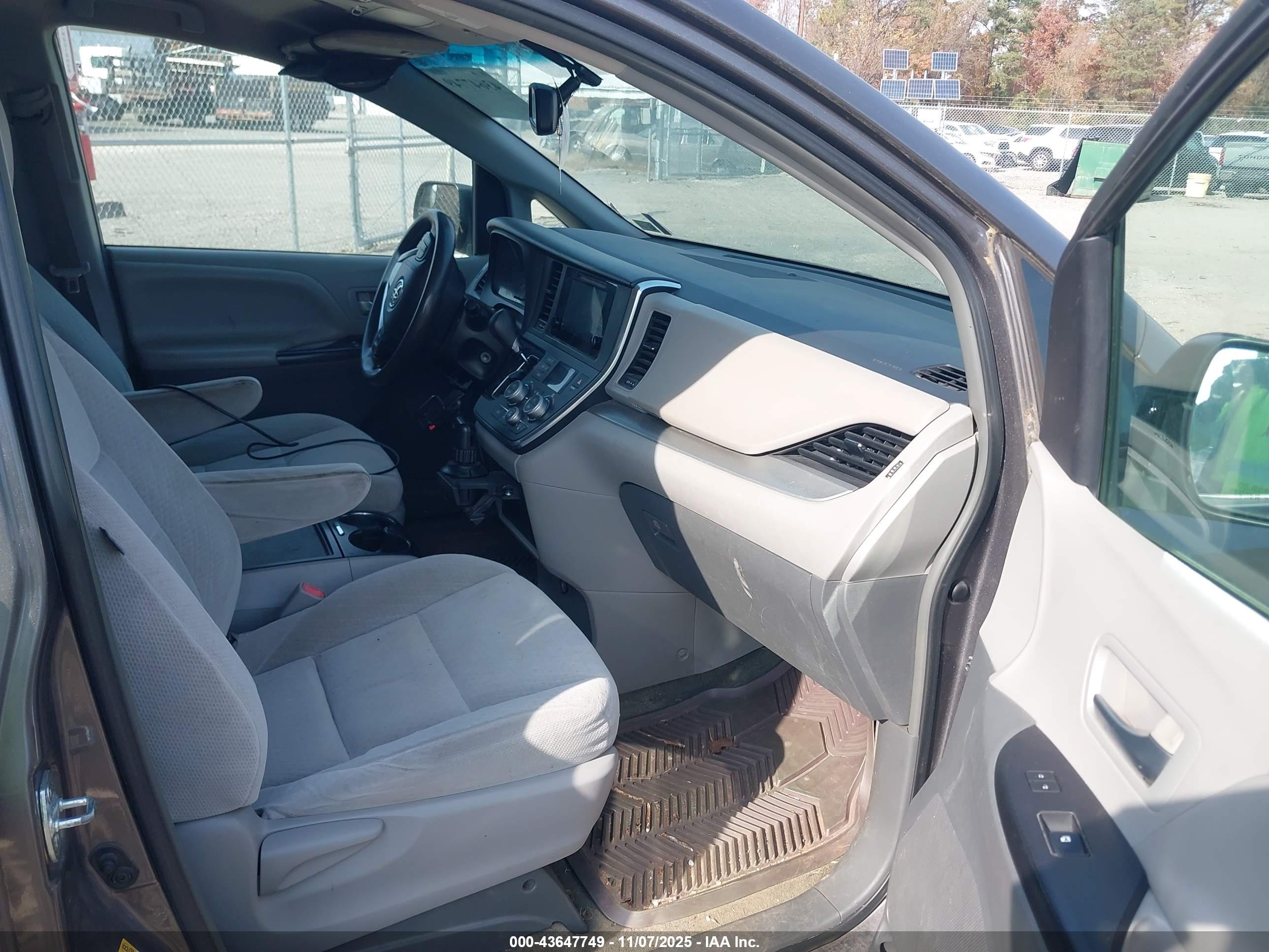 TOYOTA SIENNA image 5