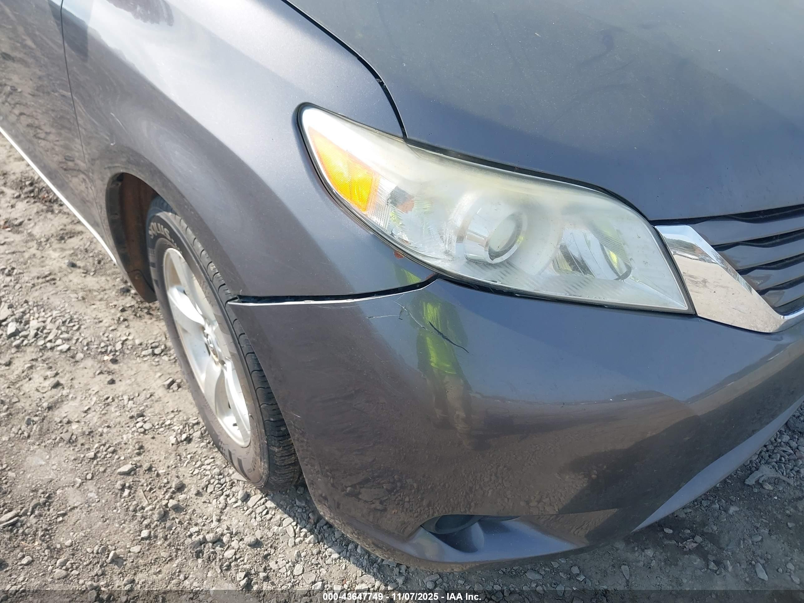 TOYOTA SIENNA image 6