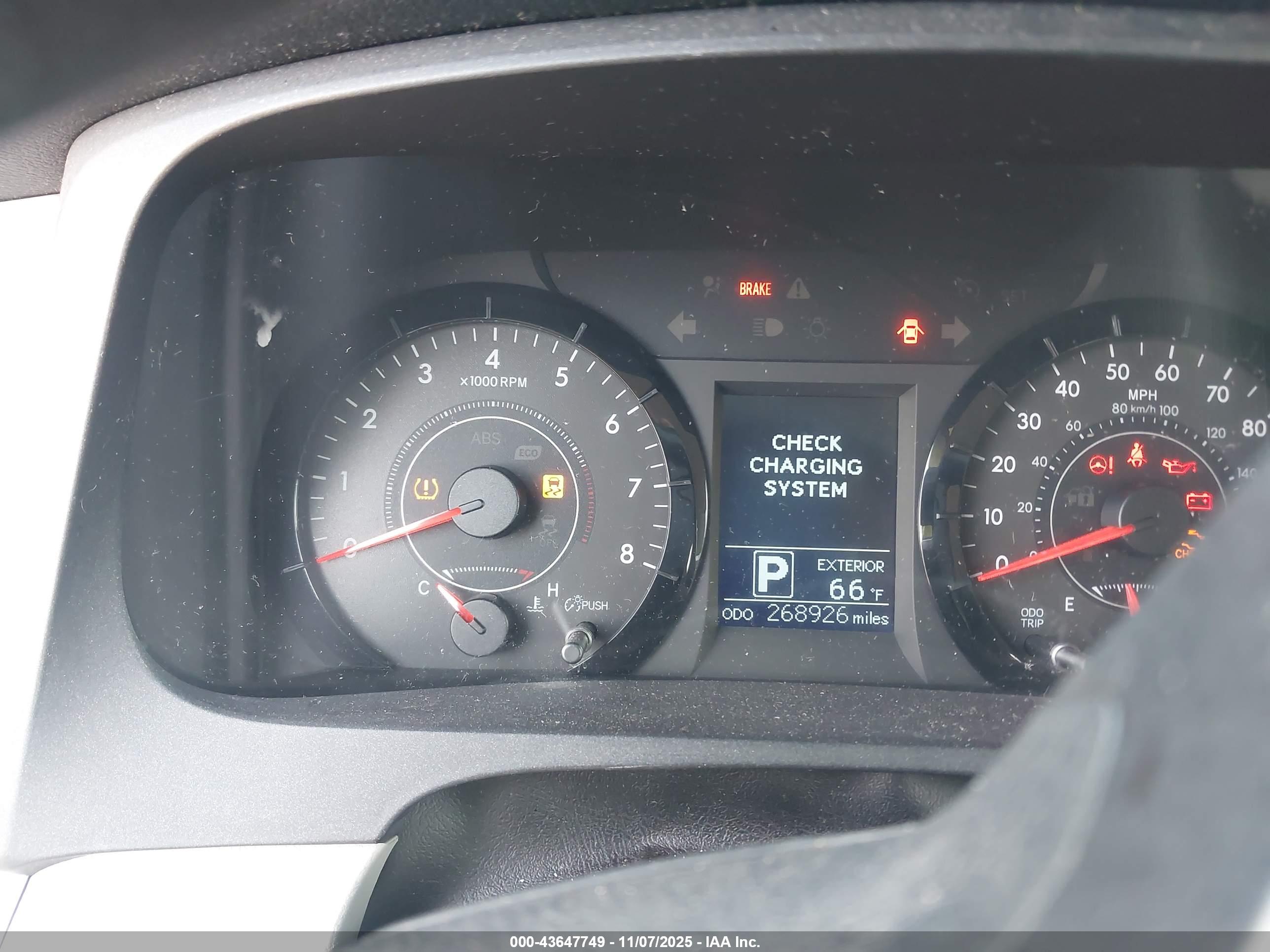 TOYOTA SIENNA image 7