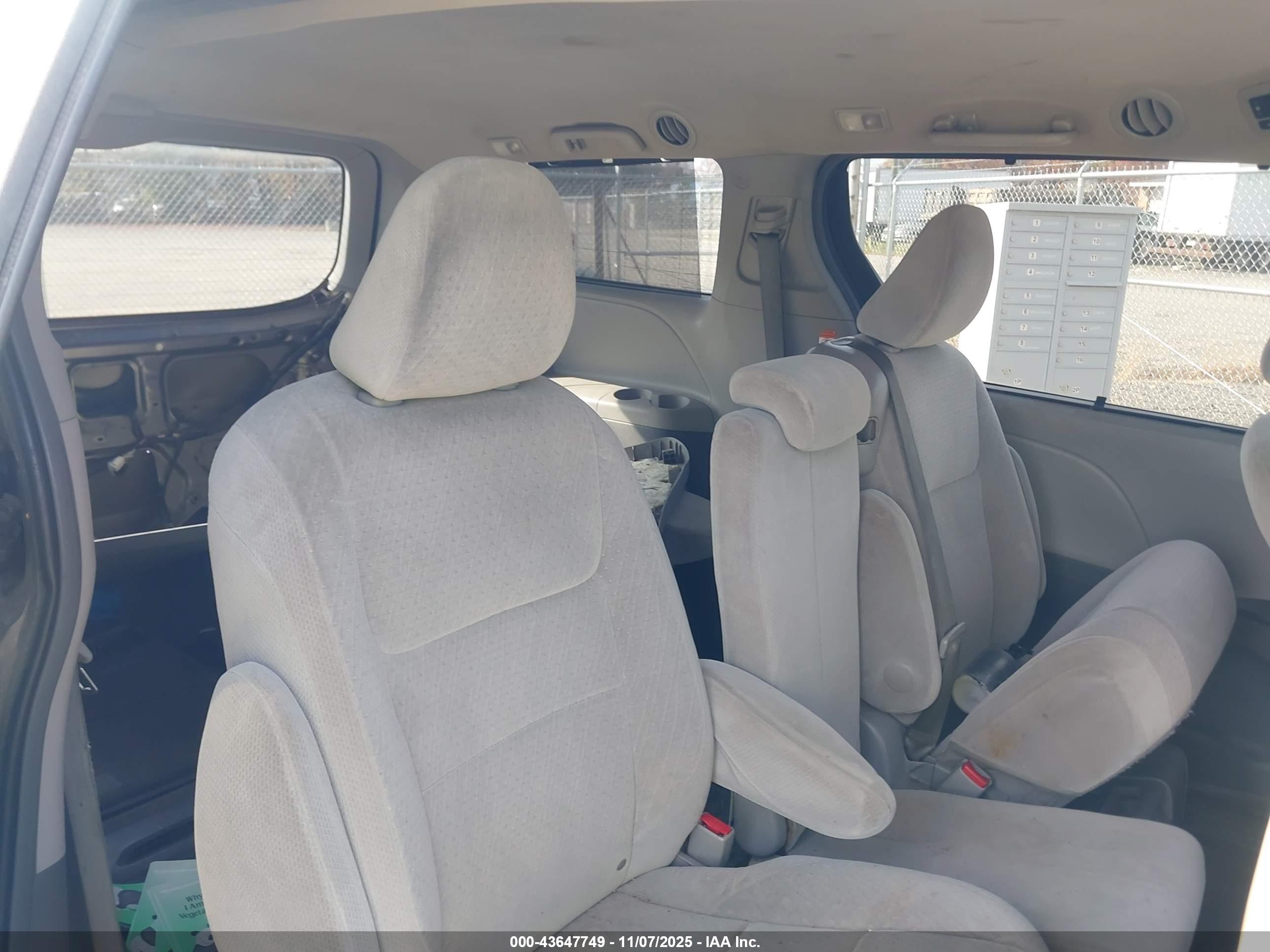 TOYOTA SIENNA image 8