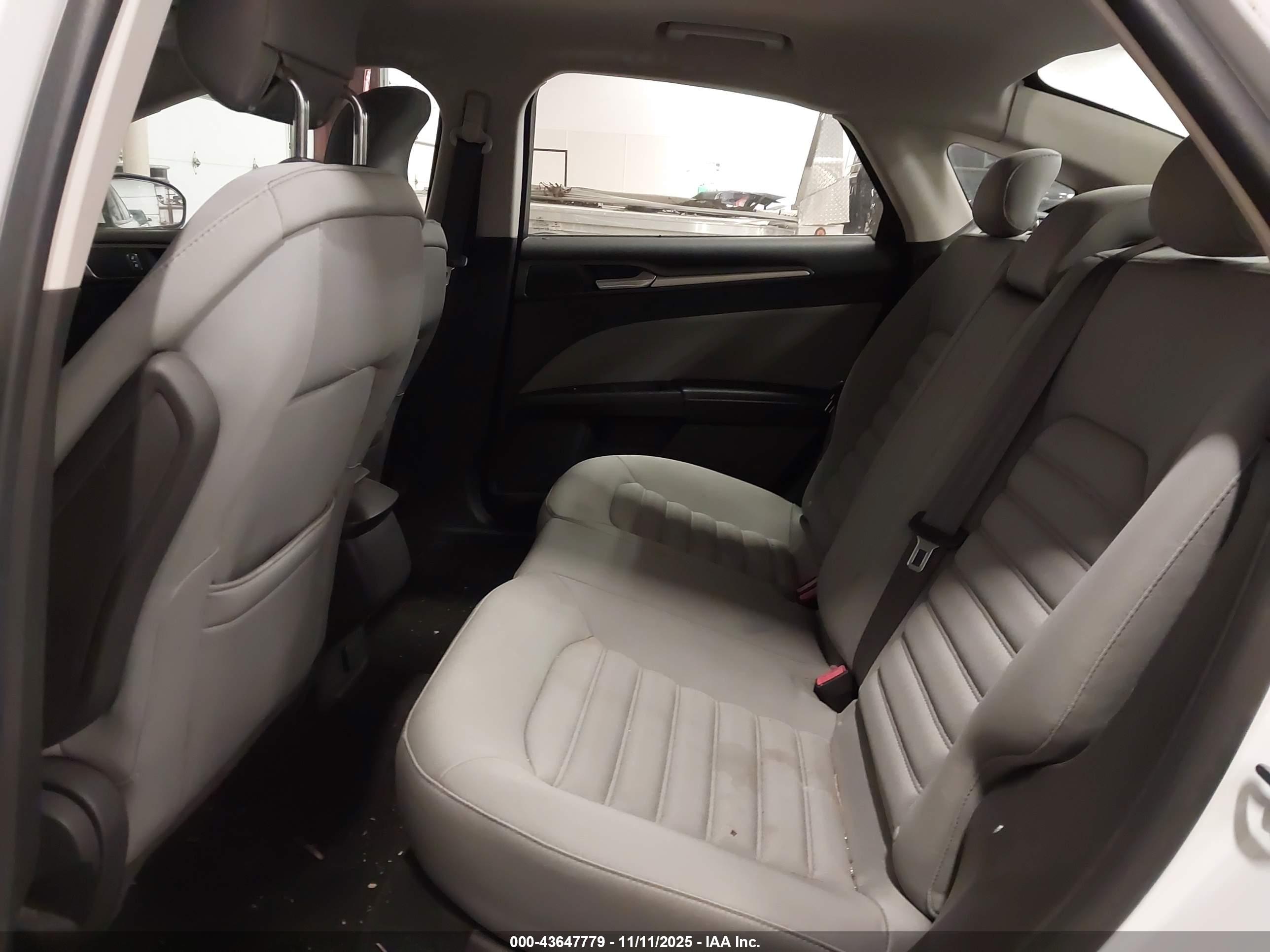 FORD FUSION image 8