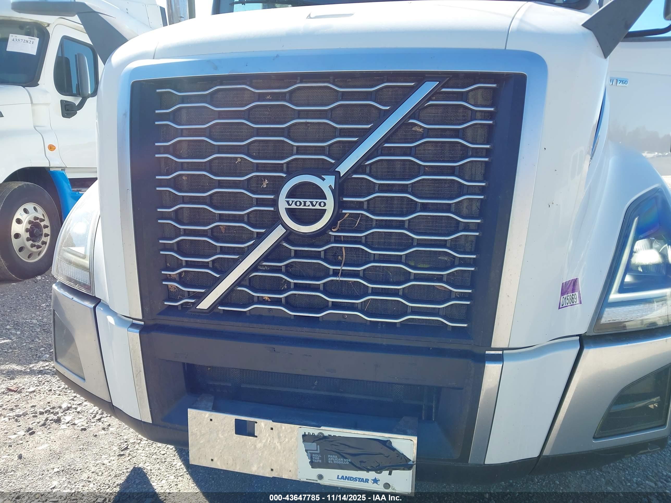 VOLVO VNL image 10