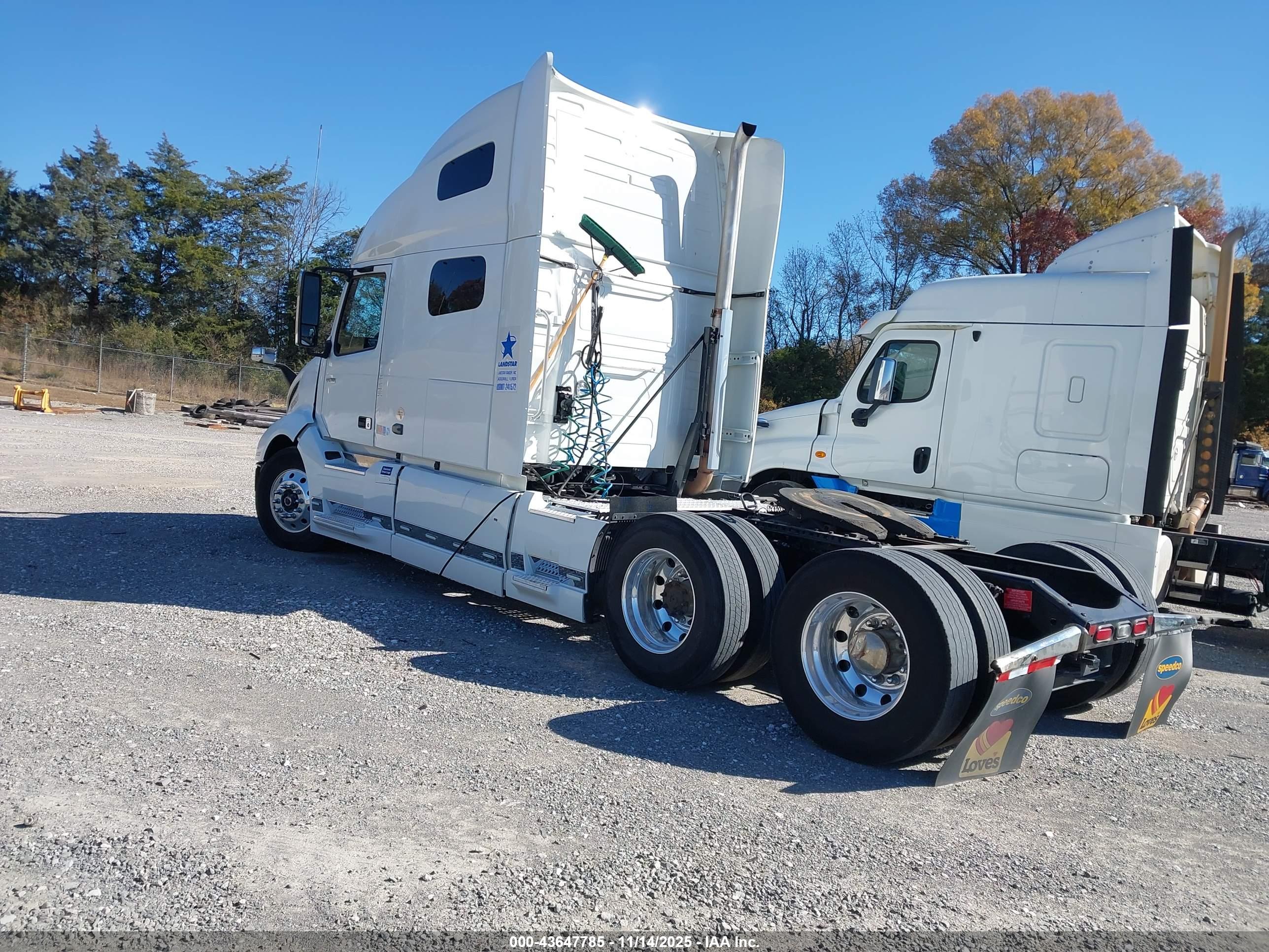 VOLVO VNL image 3