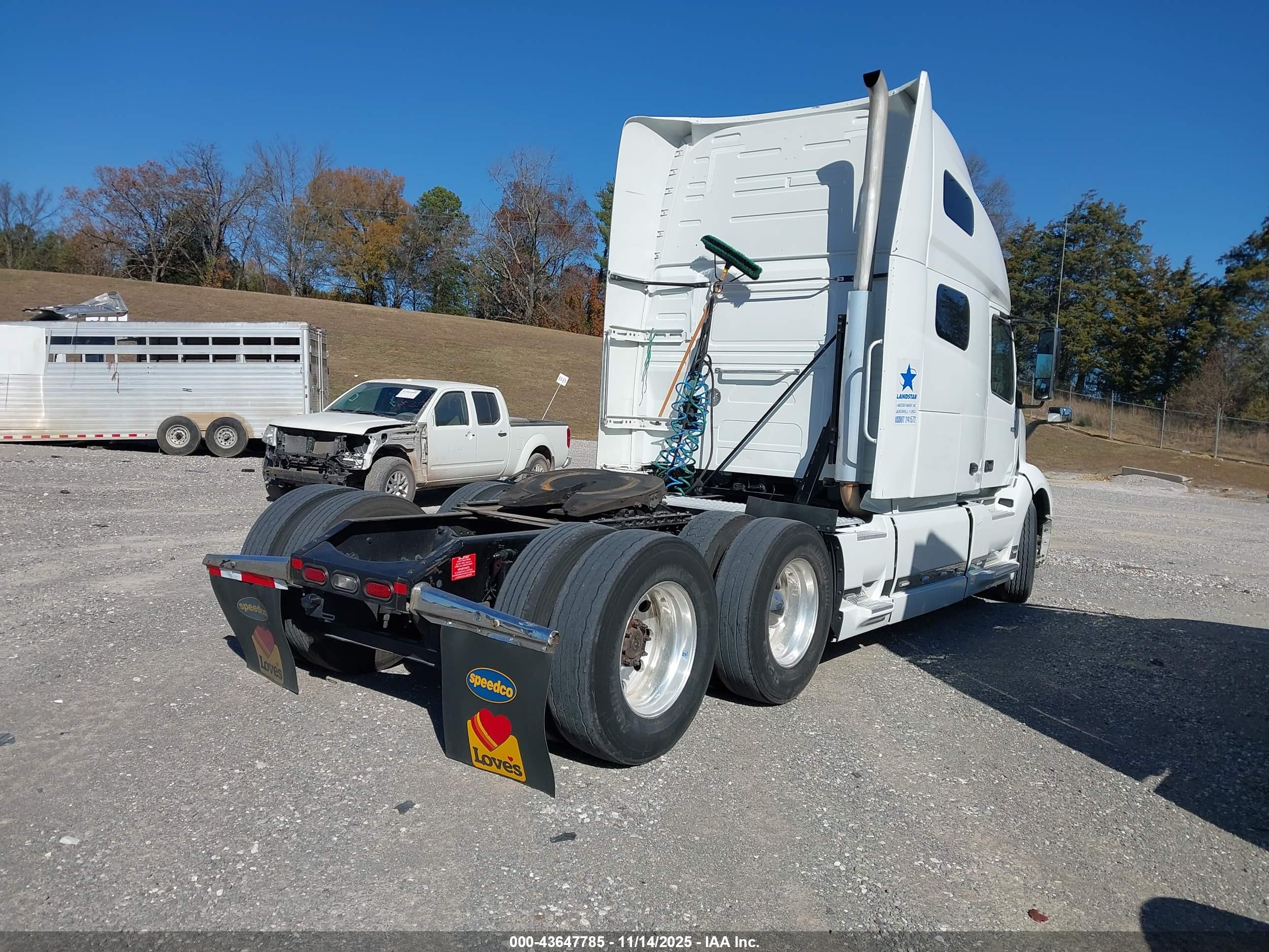 VOLVO VNL image 4