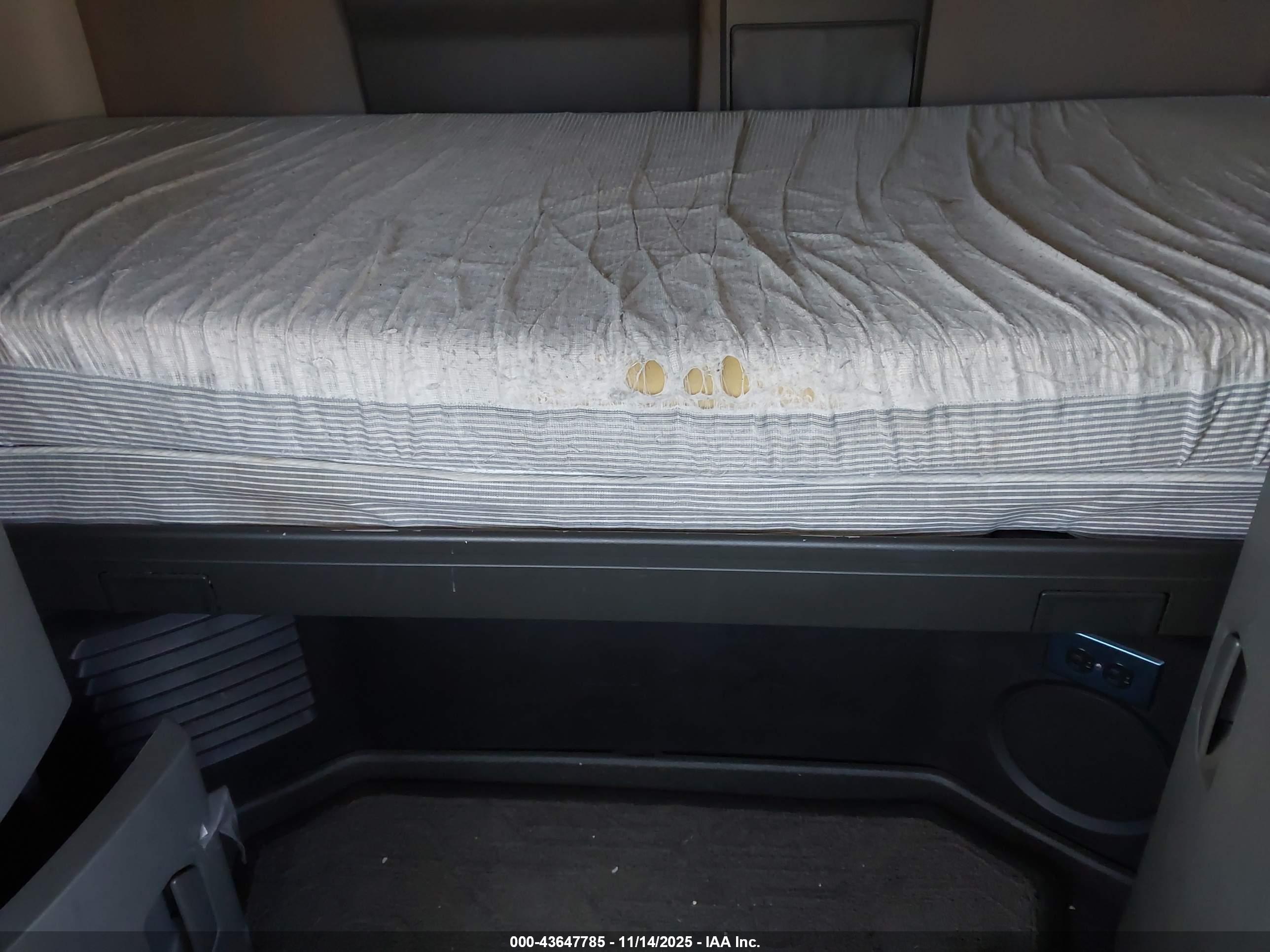 VOLVO VNL image 8