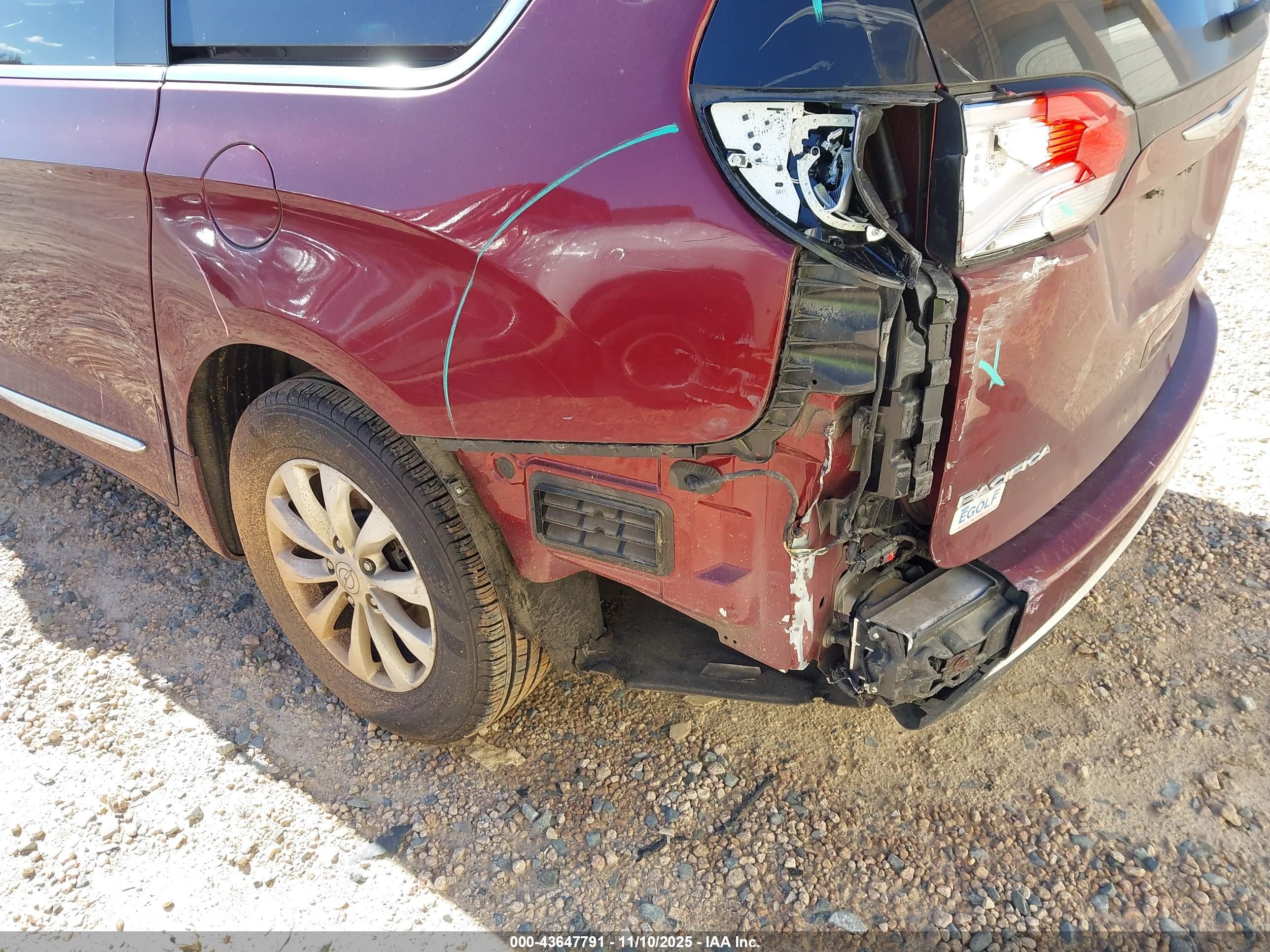 CHRYSLER PACIFICA image 6