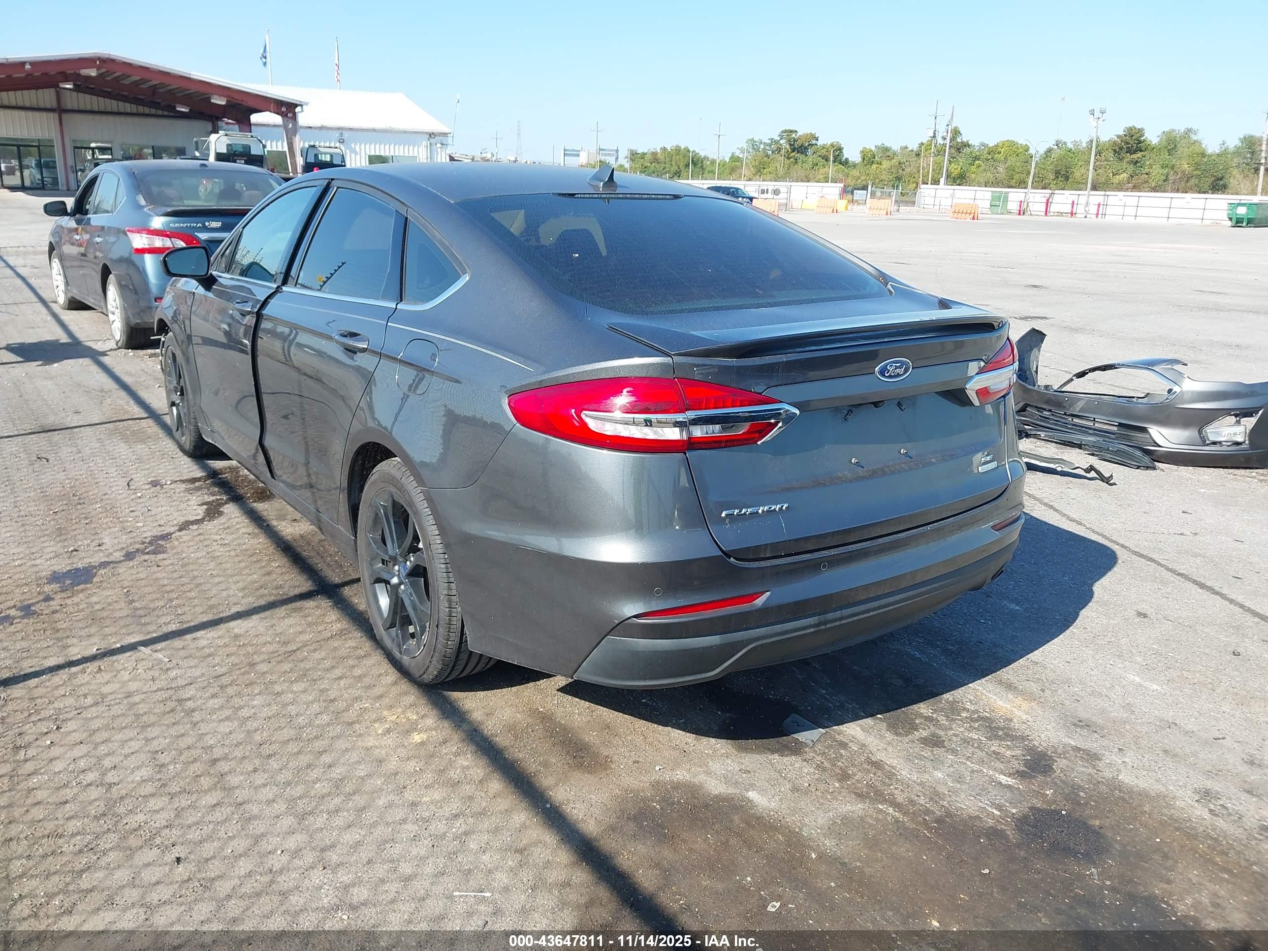 FORD FUSION image 3