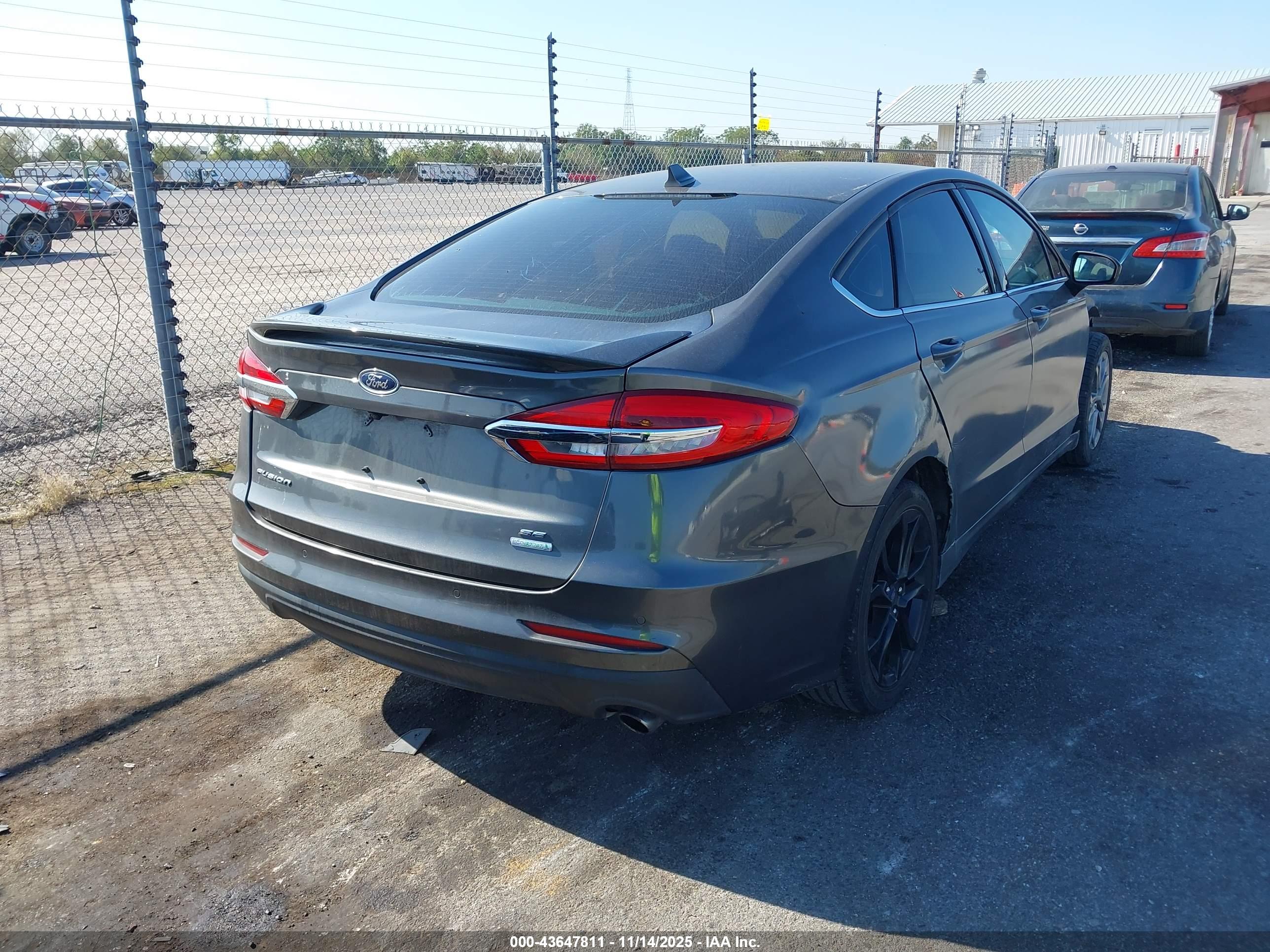 FORD FUSION image 4
