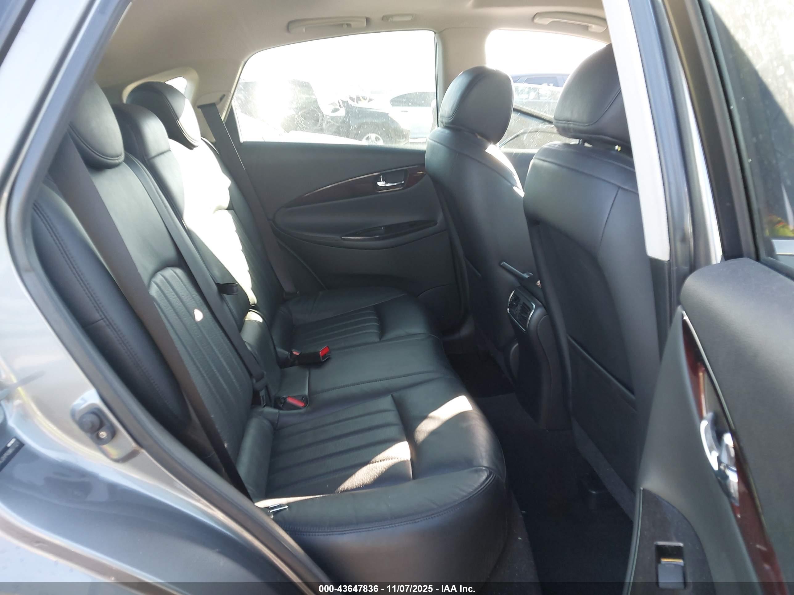 INFINITI EX35 image 8