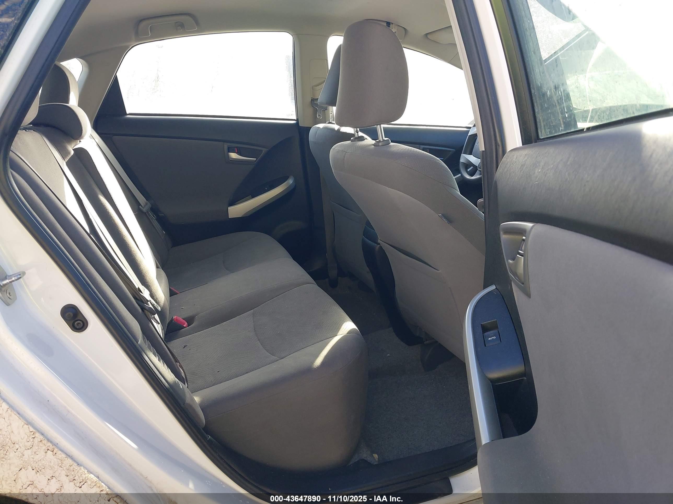 TOYOTA PRIUS image 8