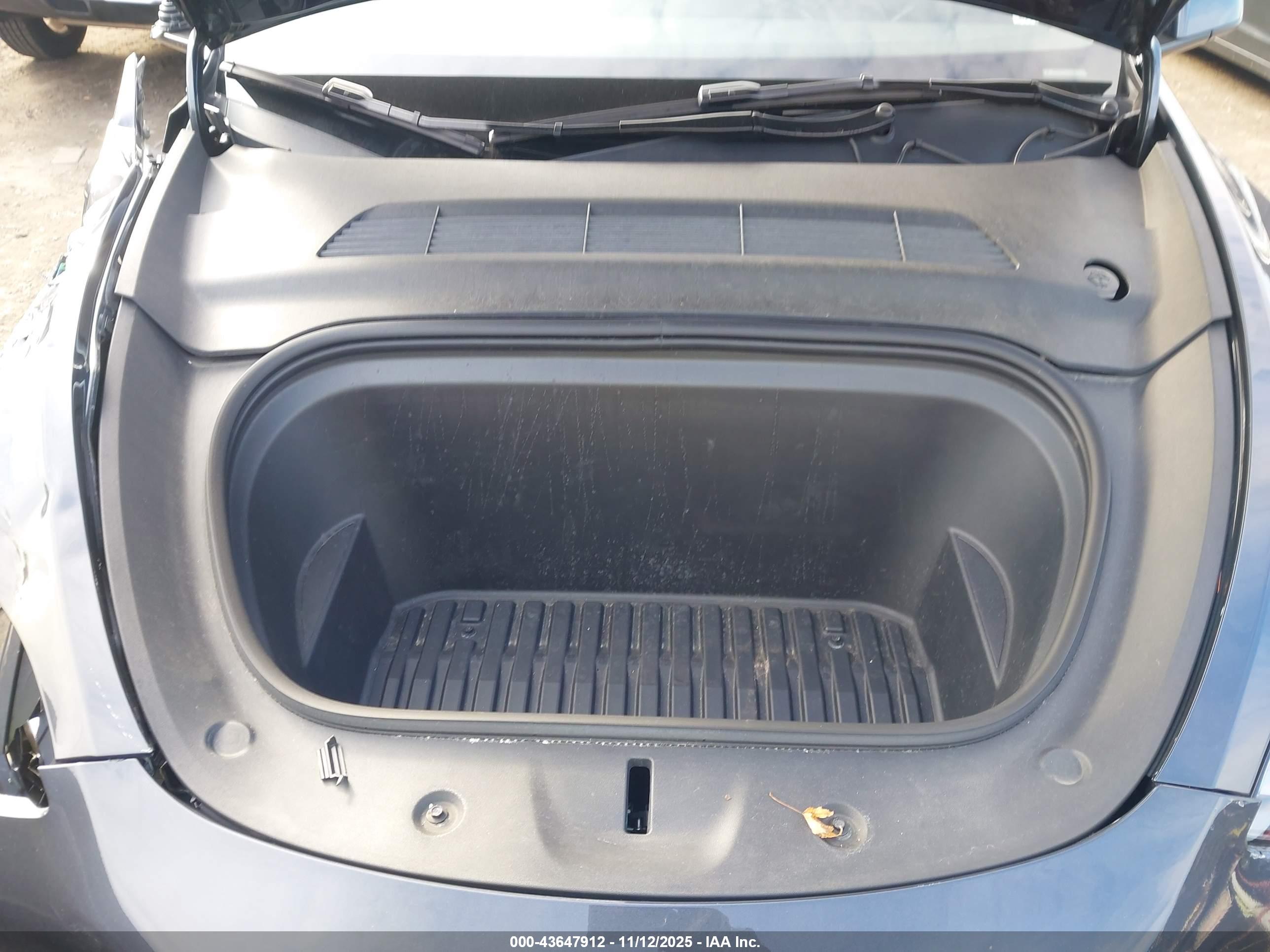 TESLA MODEL image 10