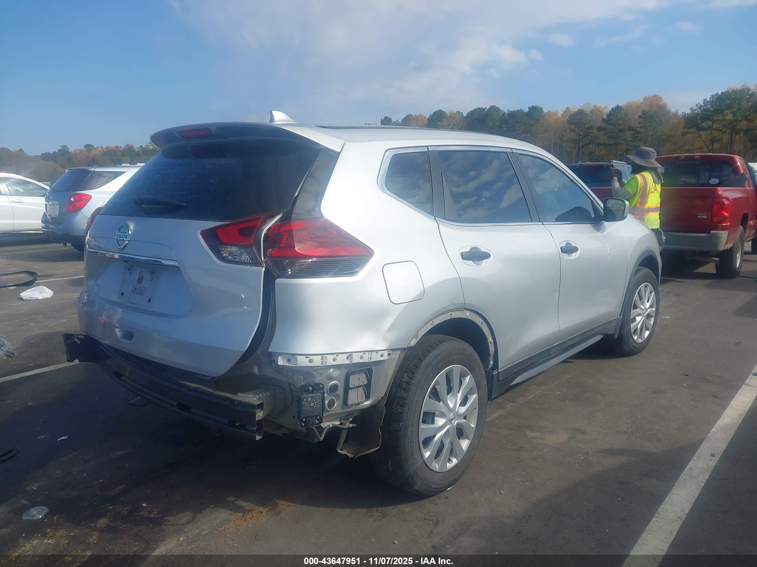 NISSAN ROGUE image 4