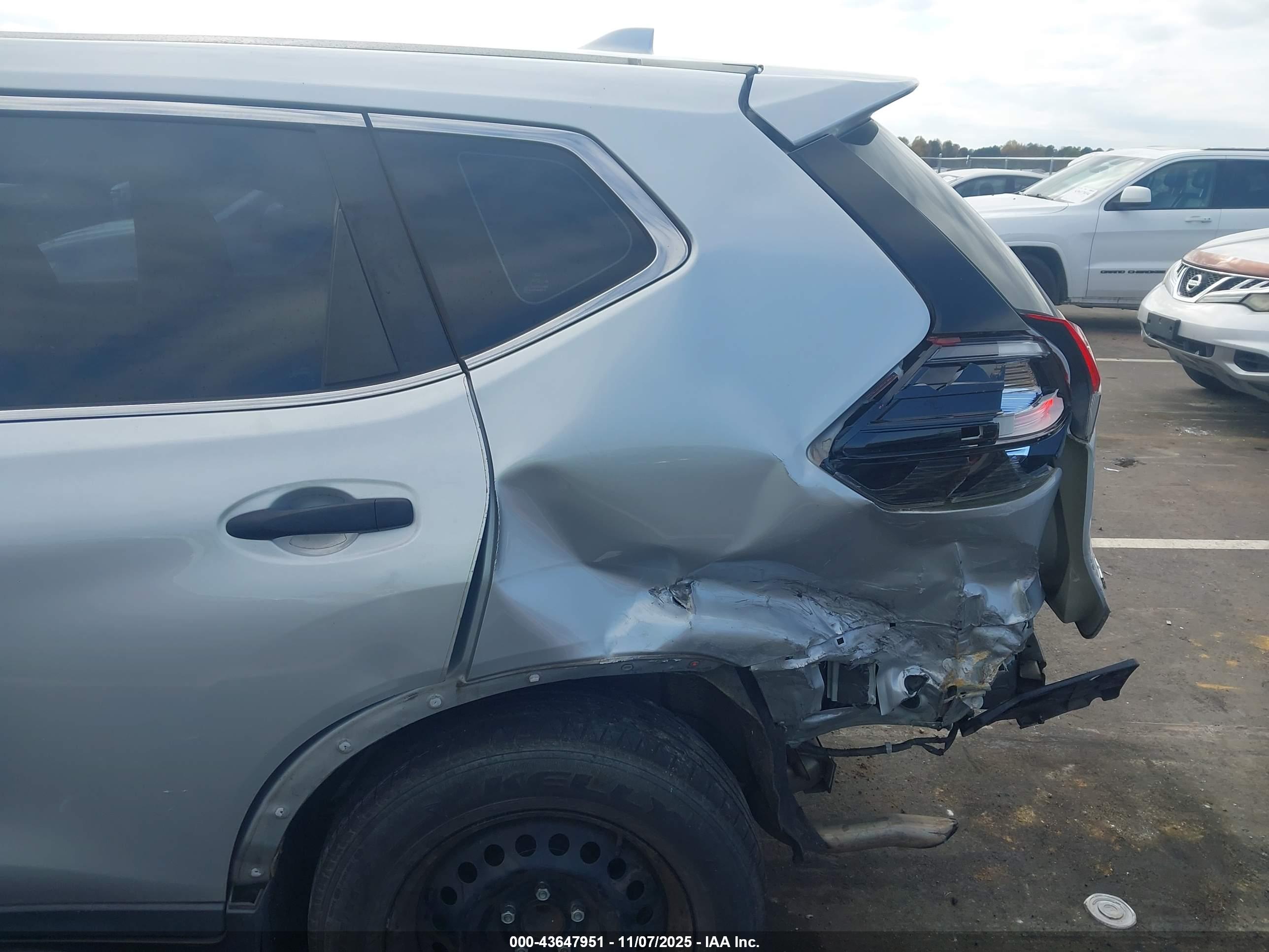 NISSAN ROGUE image 6