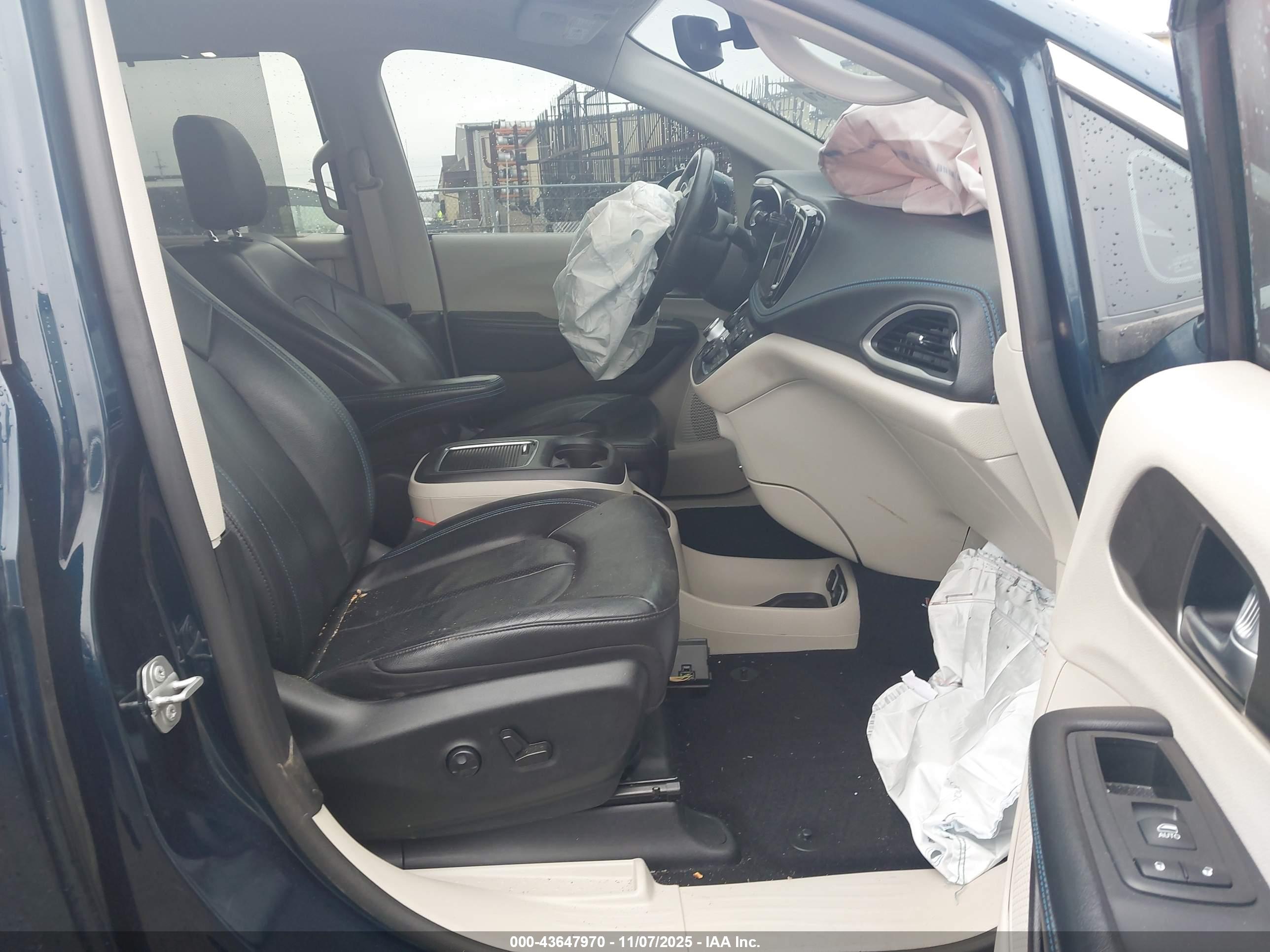 CHRYSLER PACIFICA image 5
