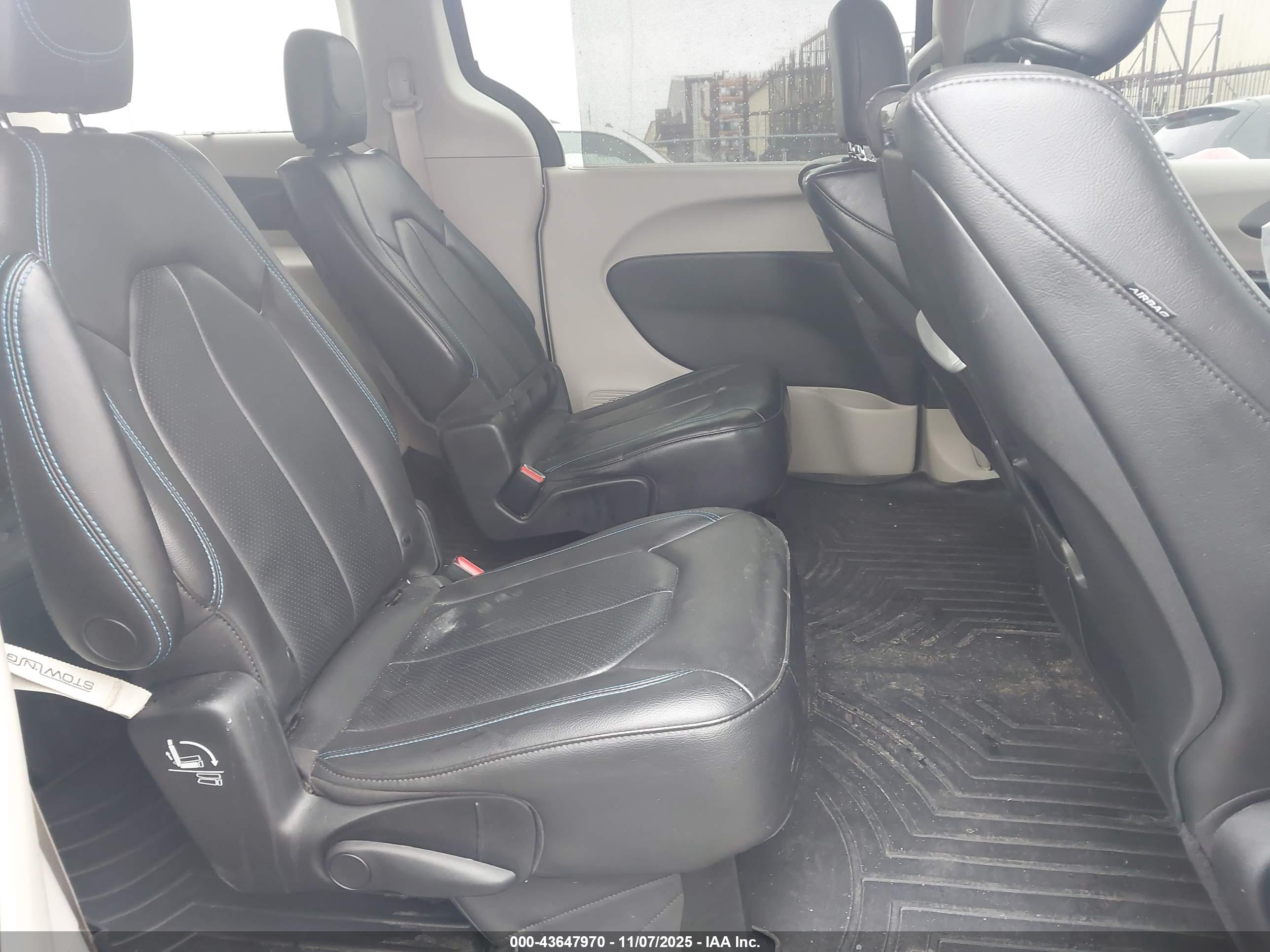 CHRYSLER PACIFICA image 8
