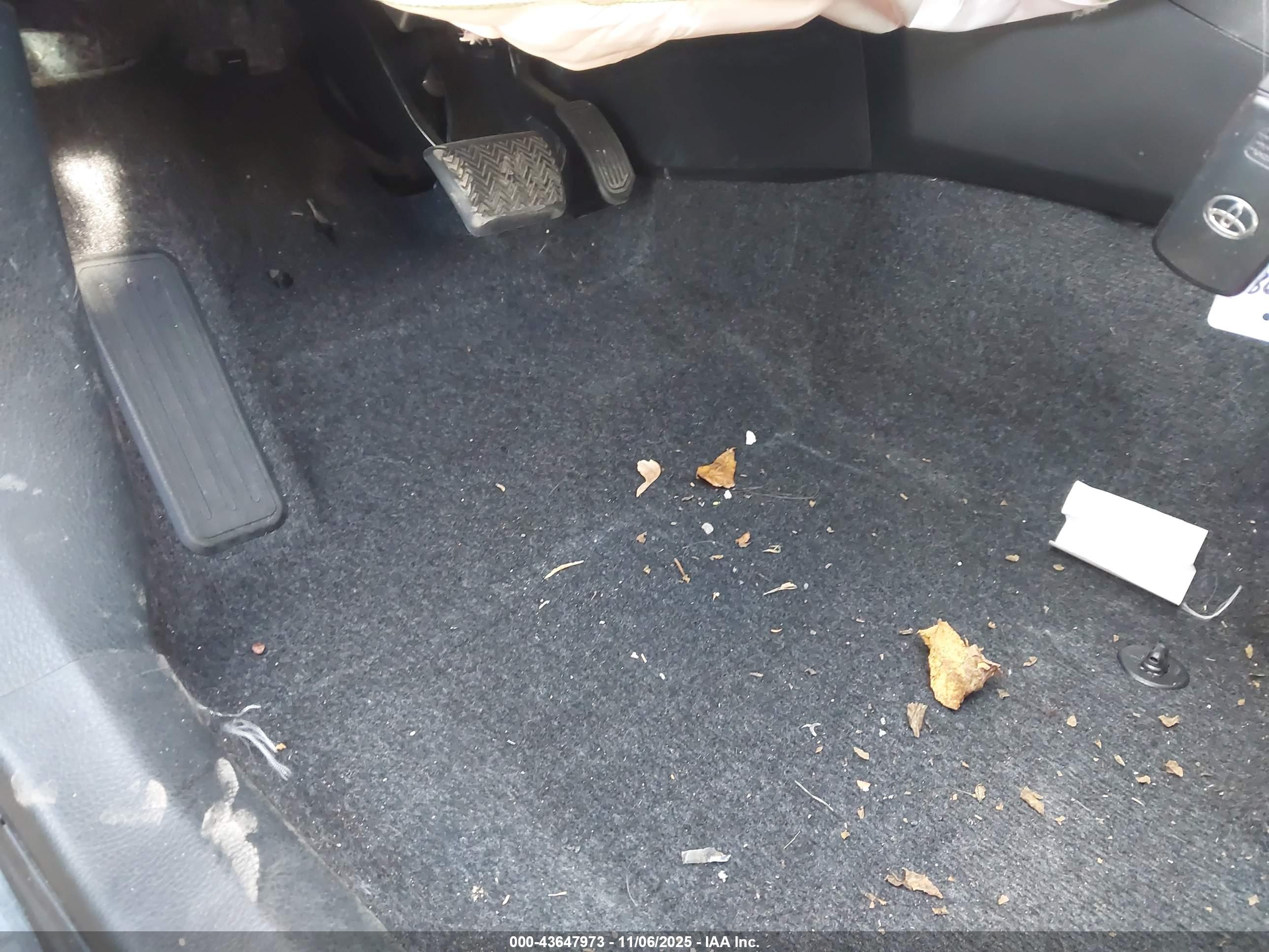 TOYOTA RAV4 image 10