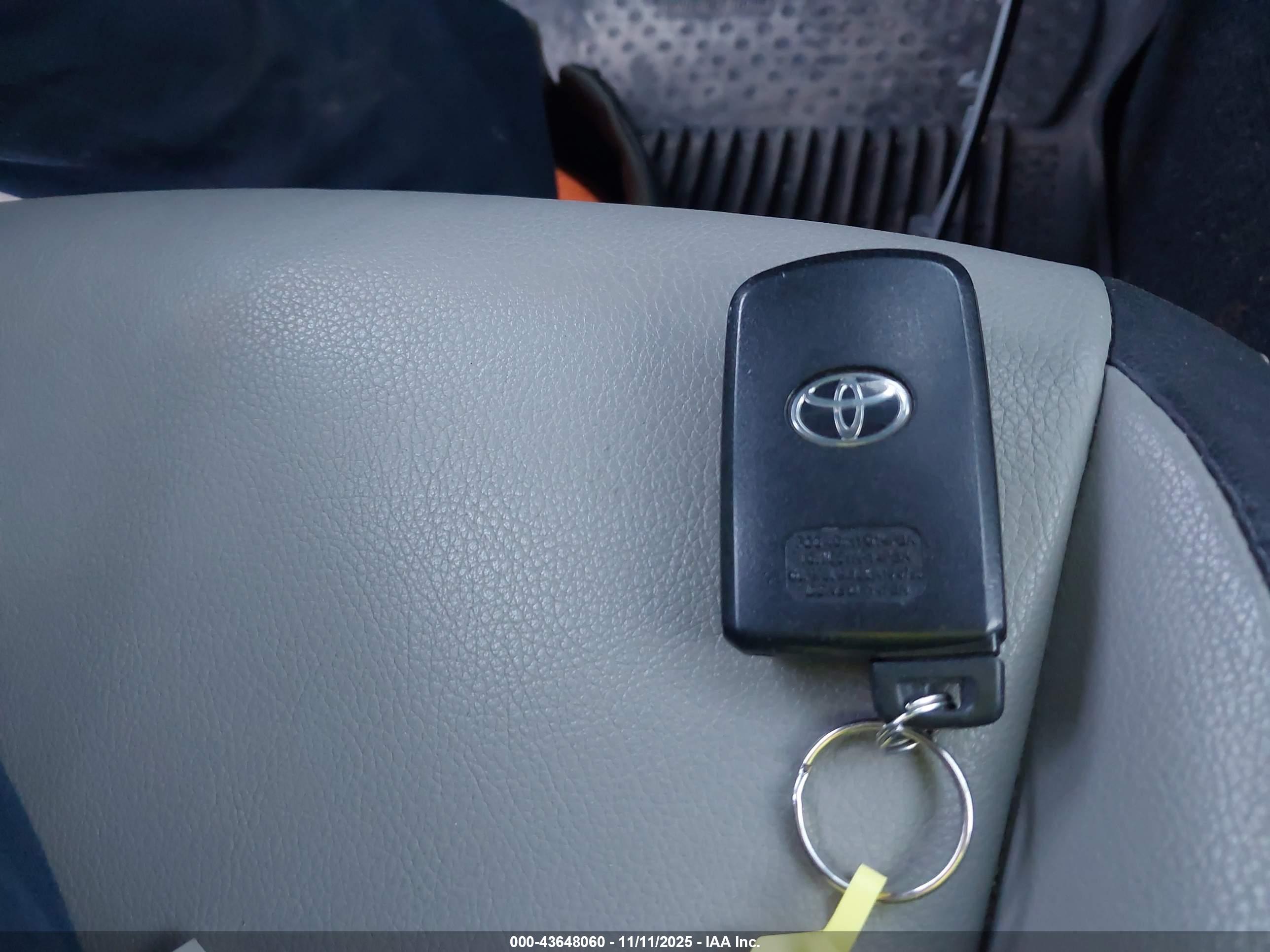 TOYOTA RAV4 image 11
