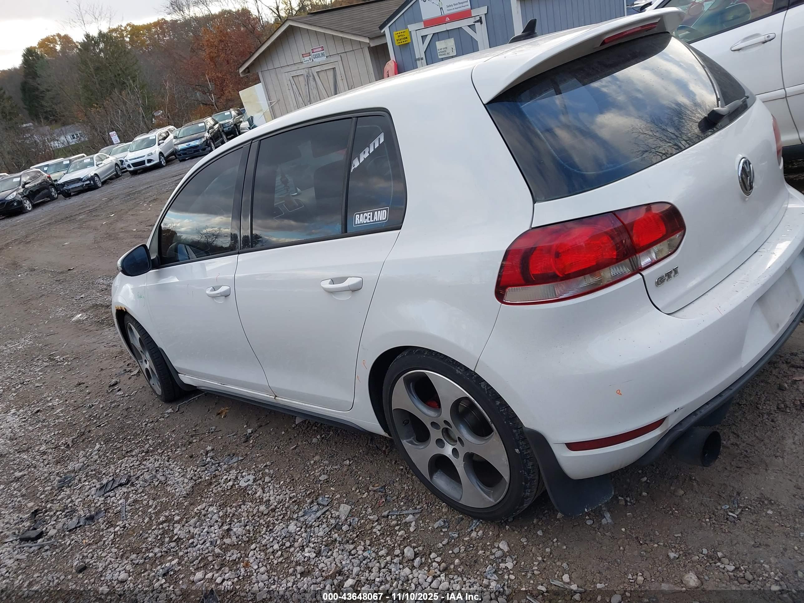 VOLKSWAGEN GTI image 3