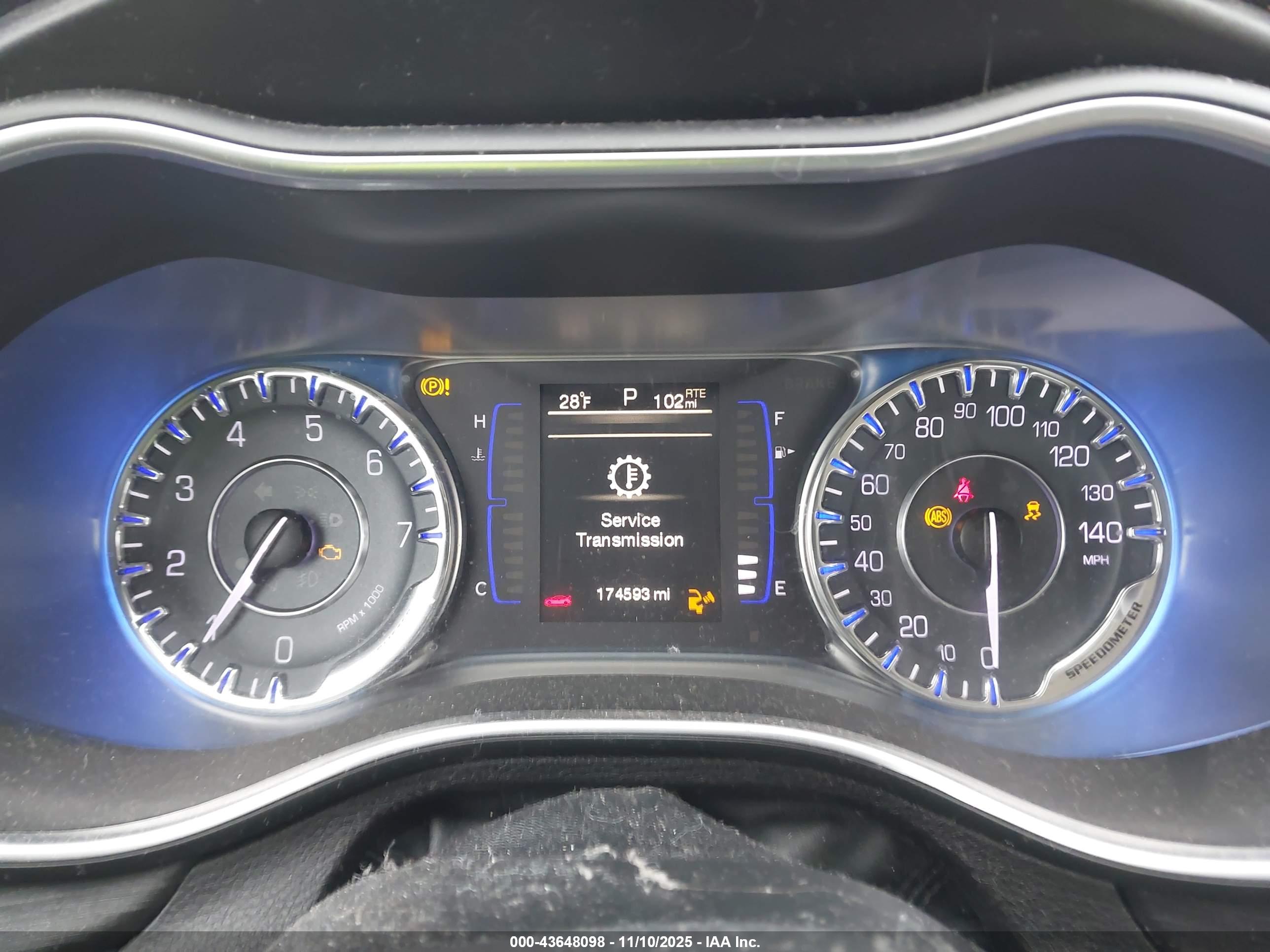 CHRYSLER 200 image 7