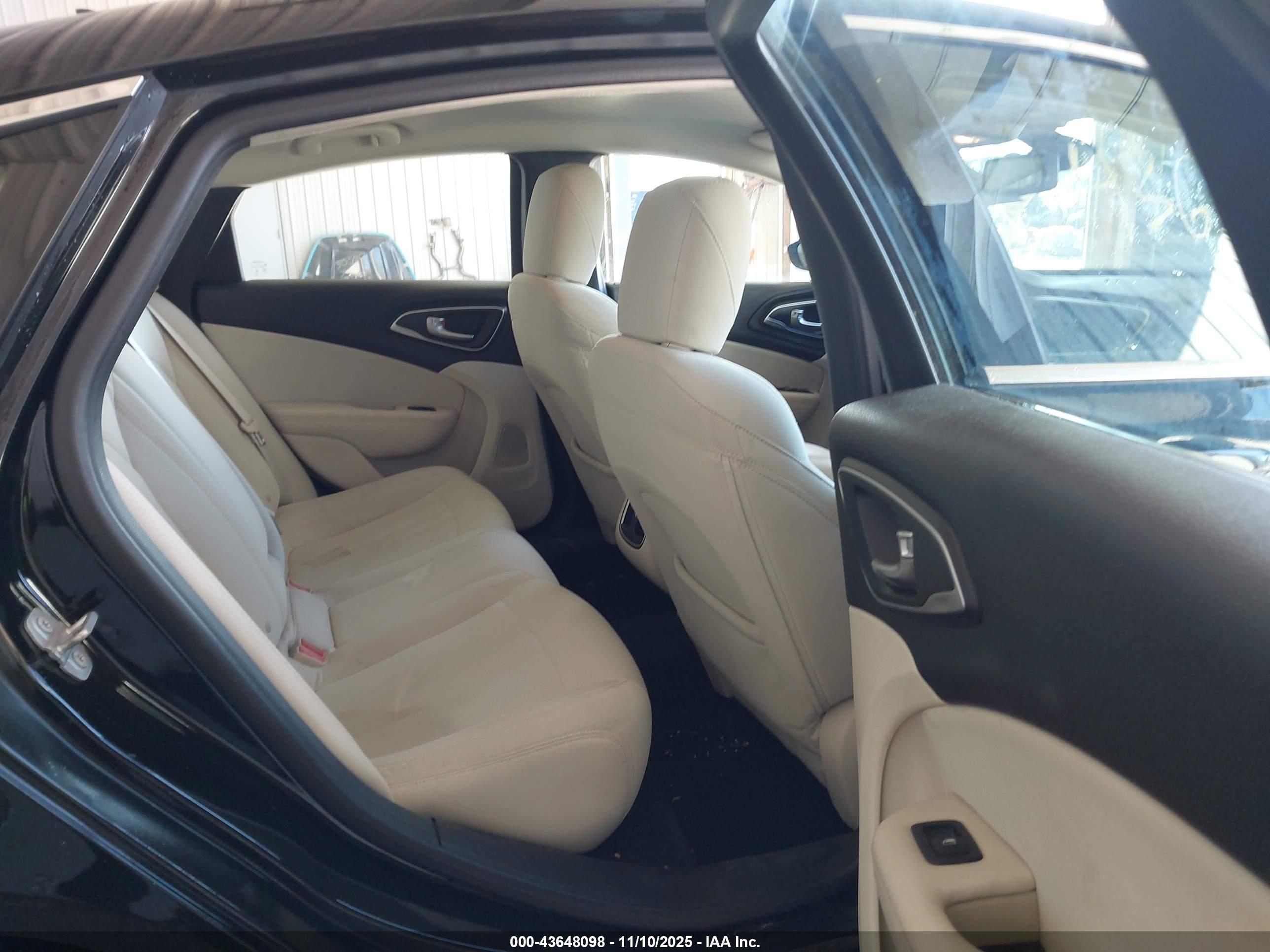CHRYSLER 200 image 8