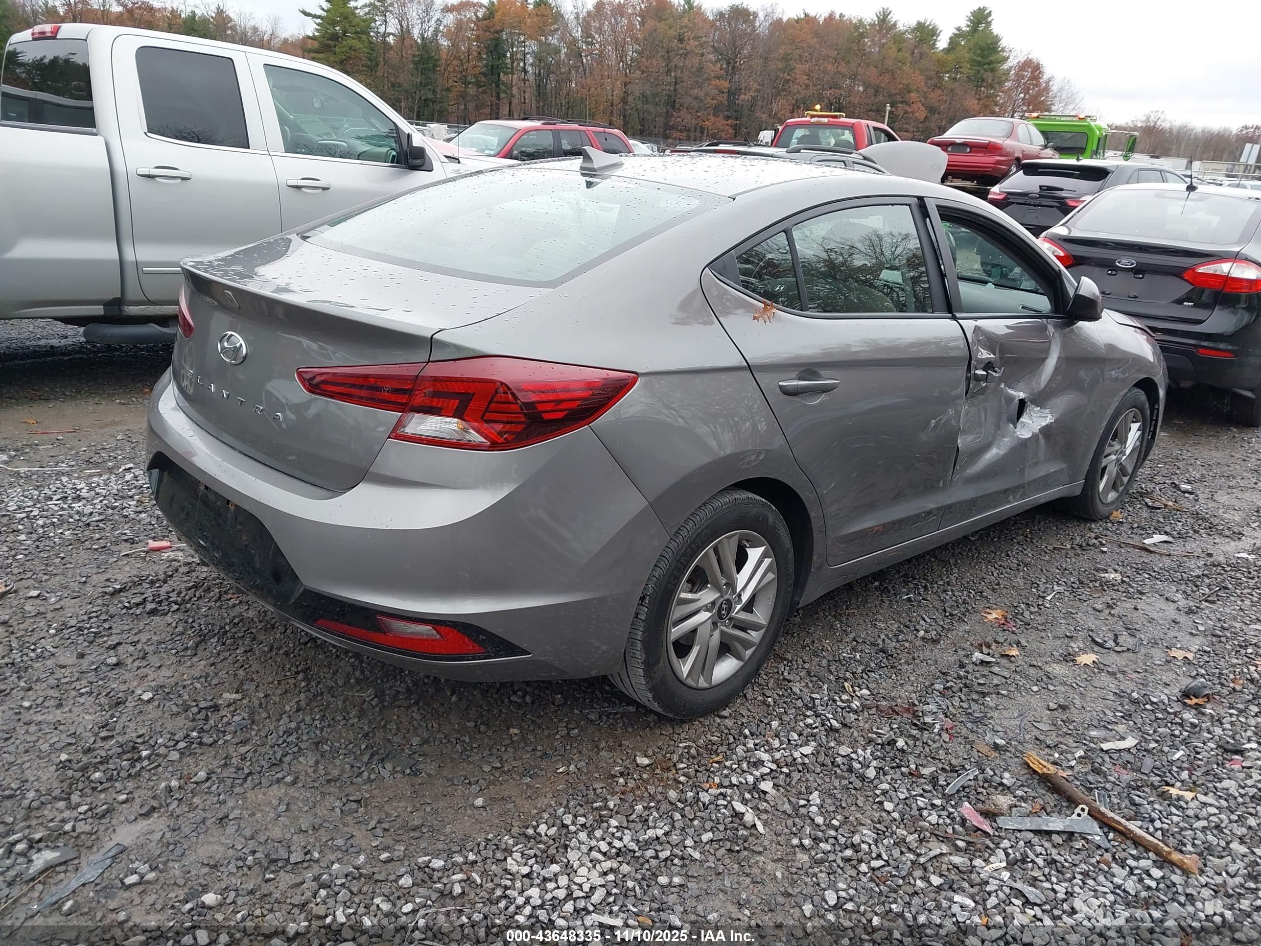 HYUNDAI ELANTRA image 4