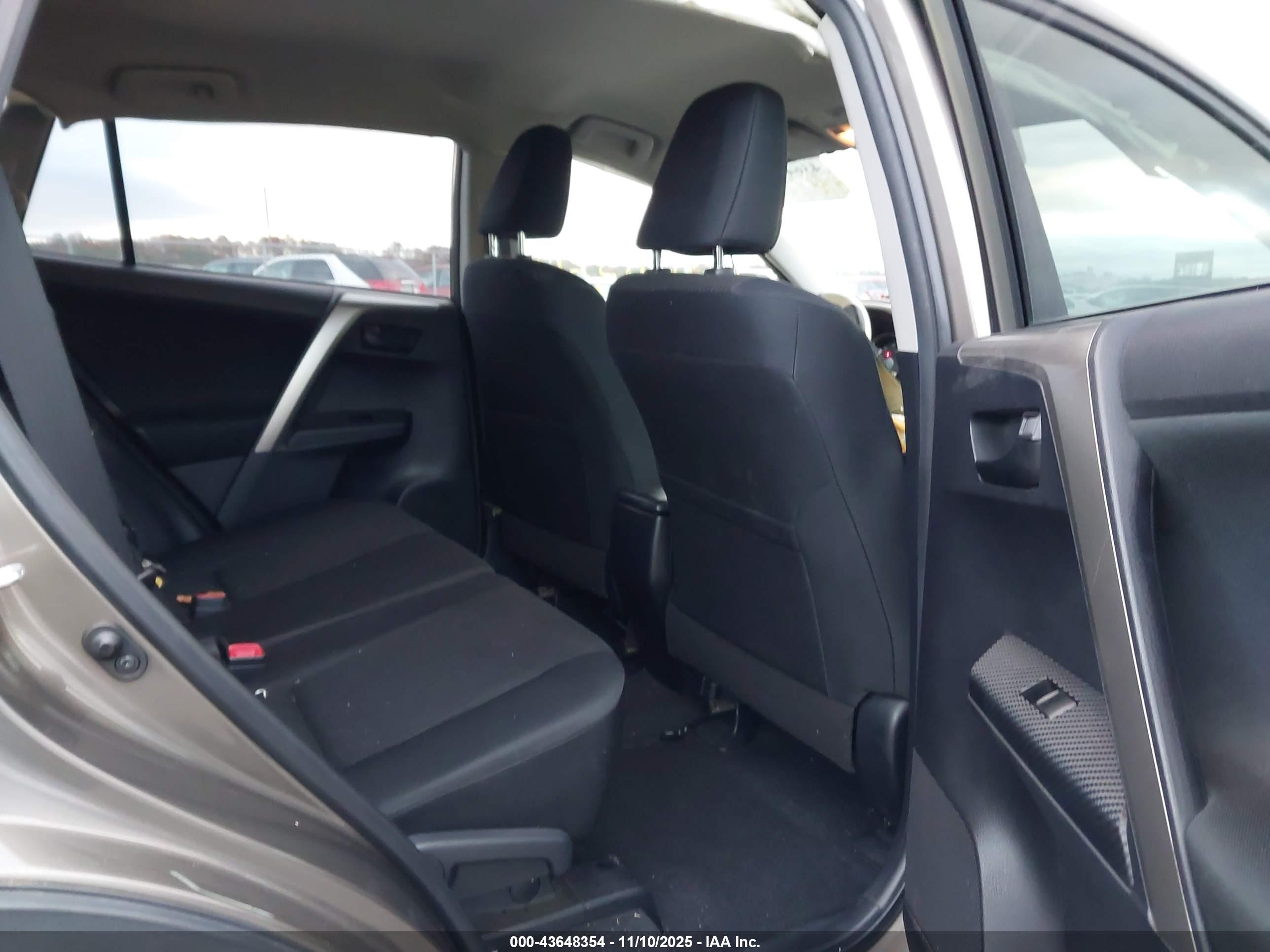 TOYOTA RAV4 image 8