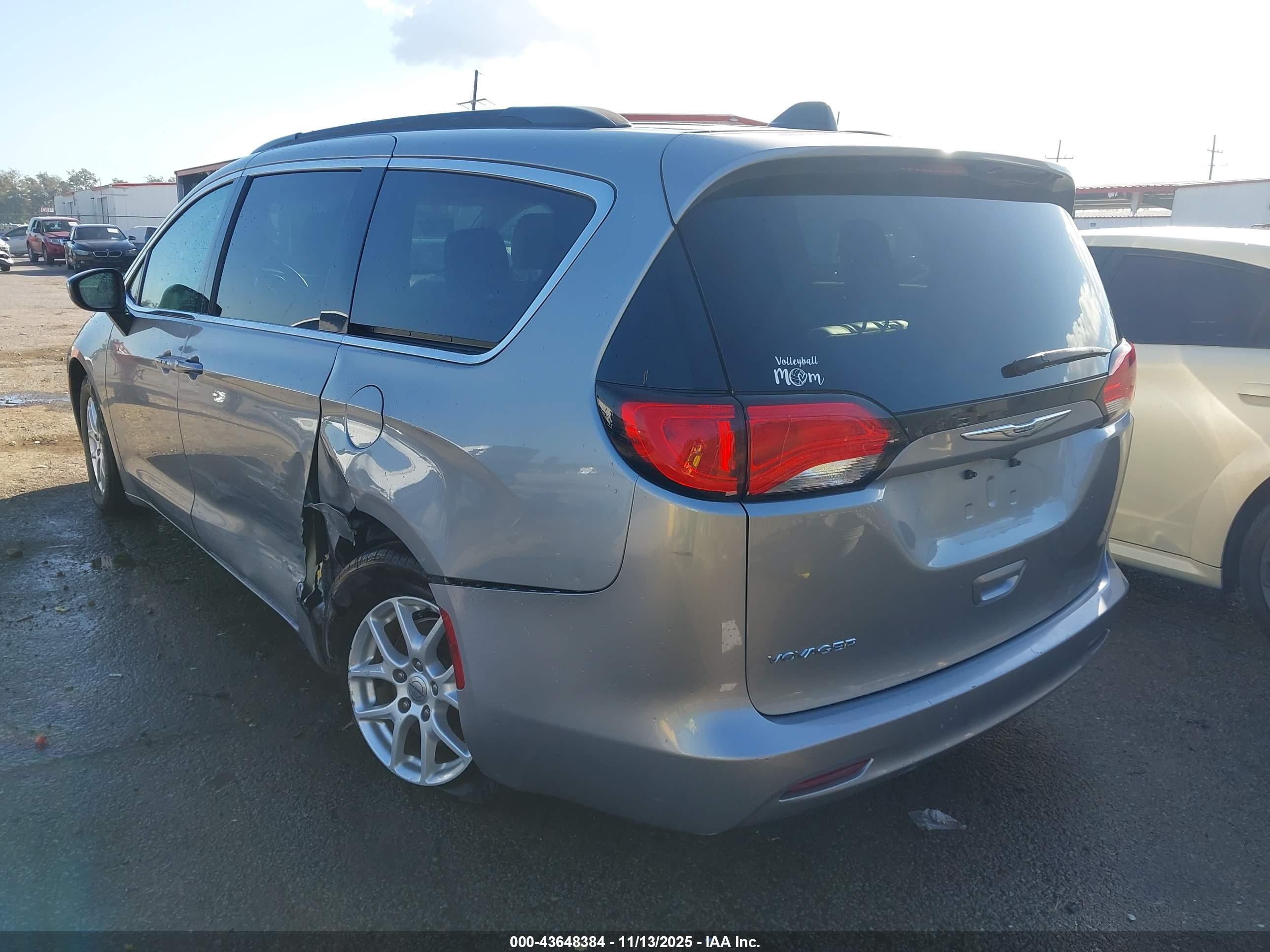 CHRYSLER VOYAGER image 3