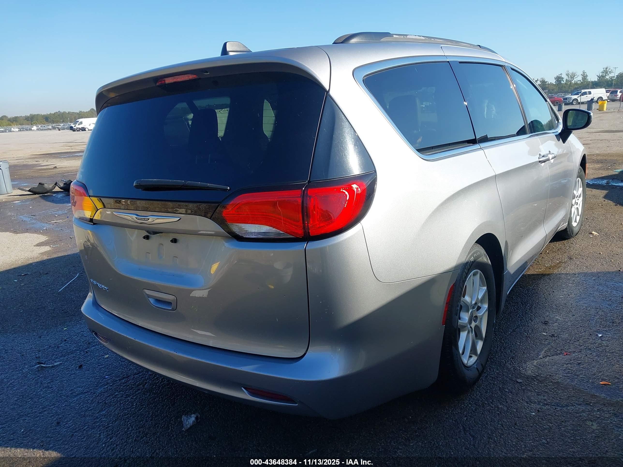 CHRYSLER VOYAGER image 4