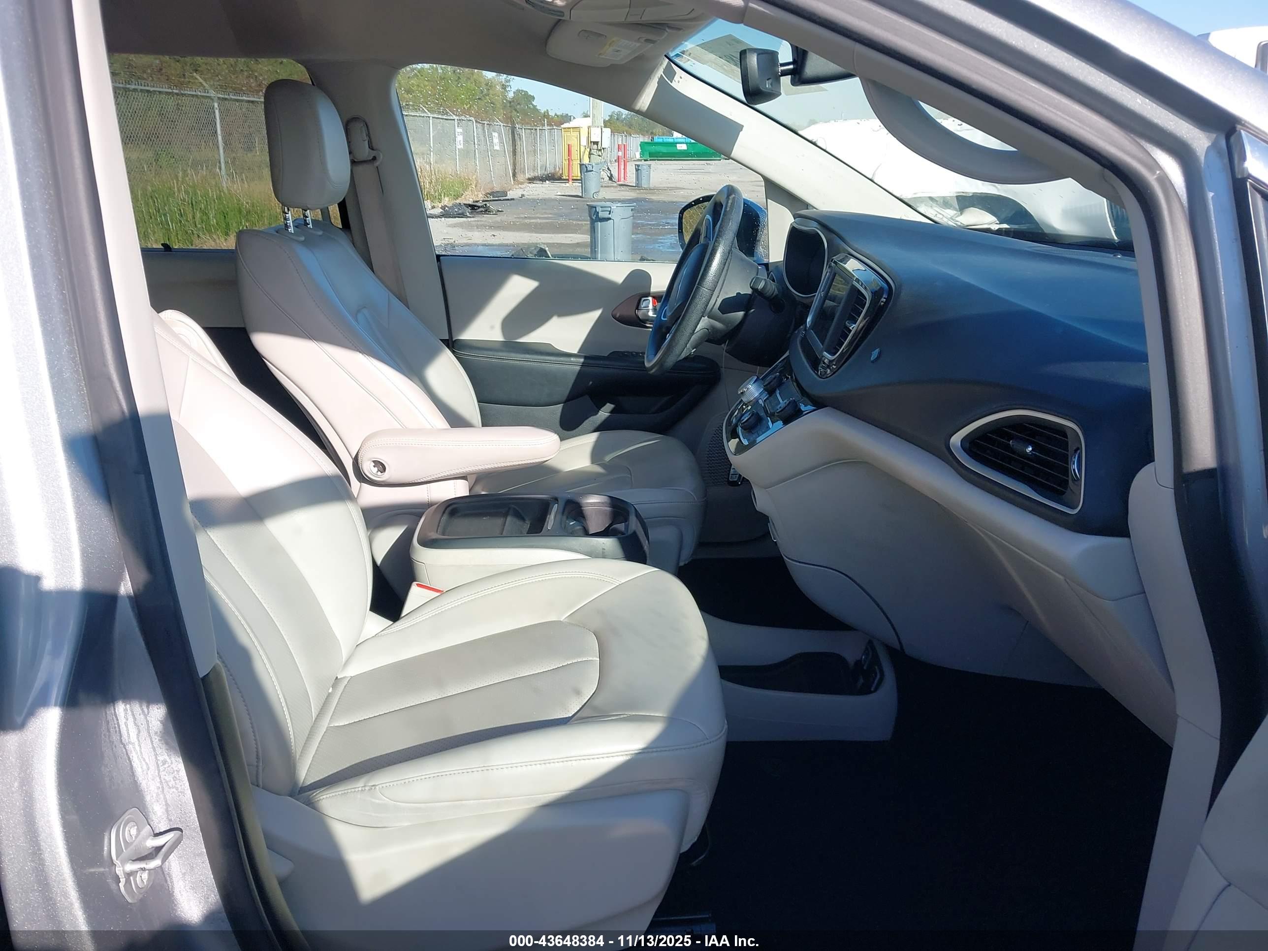 CHRYSLER VOYAGER image 5