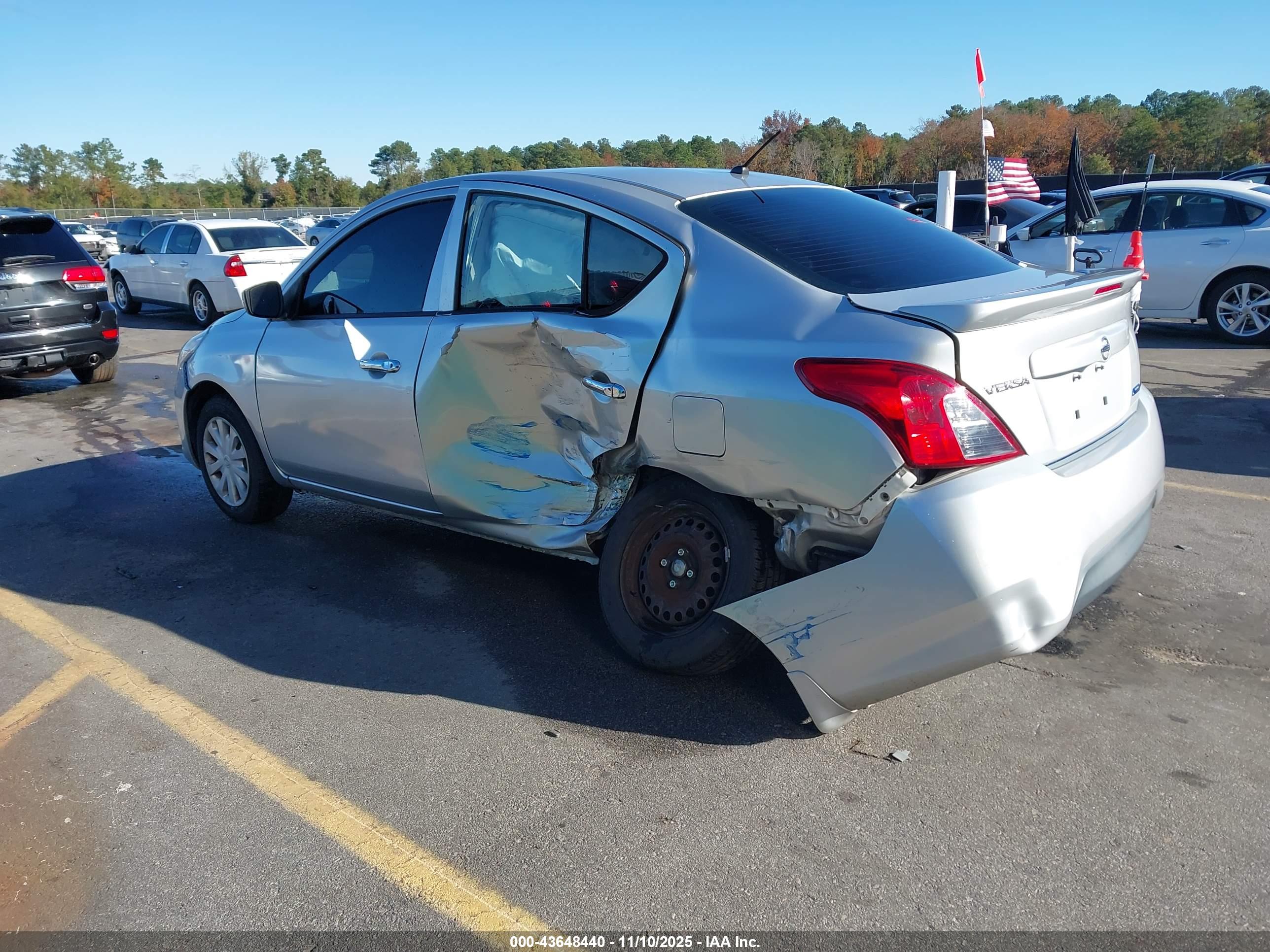 NISSAN VERSA image 3