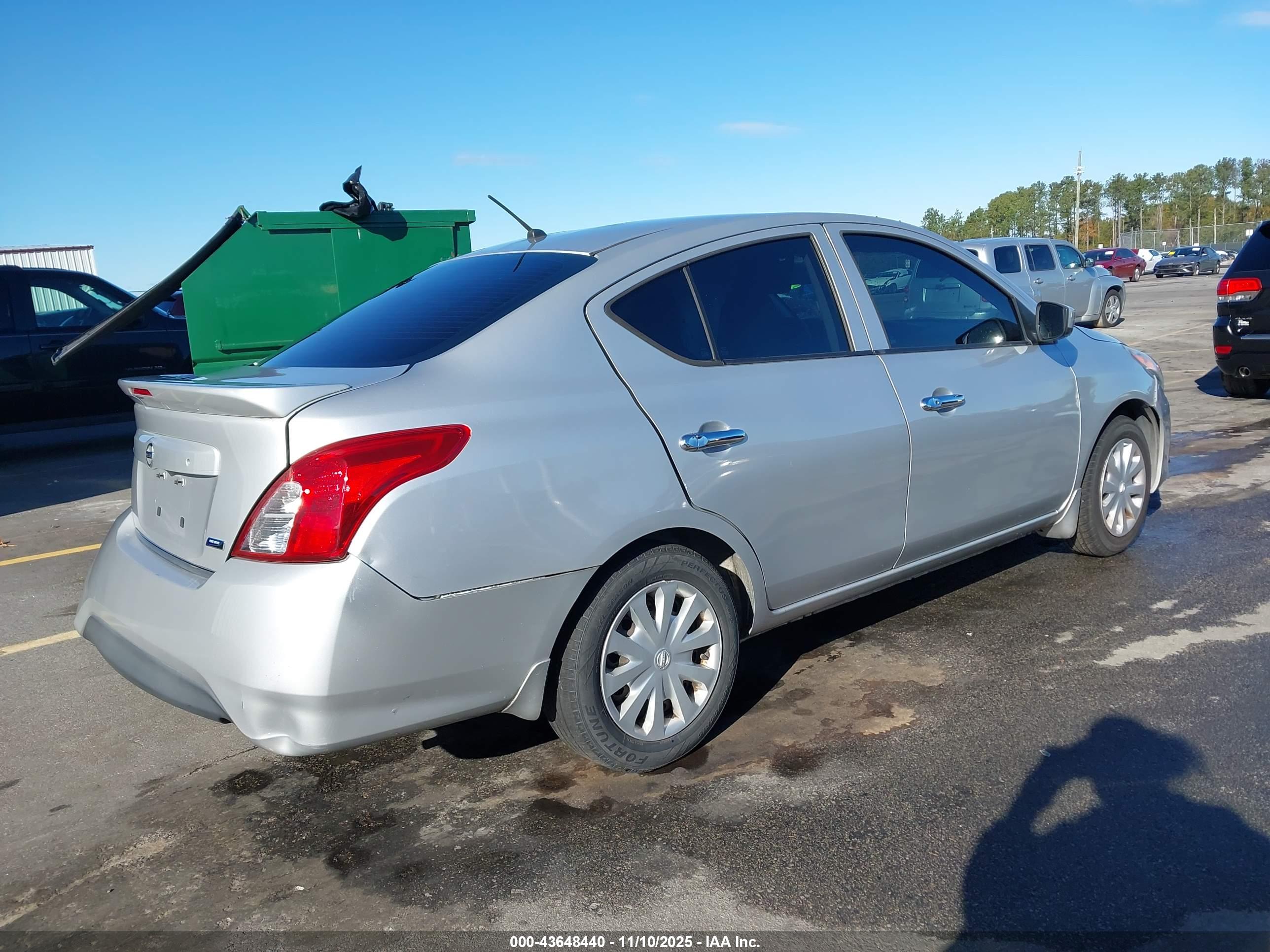 NISSAN VERSA image 4