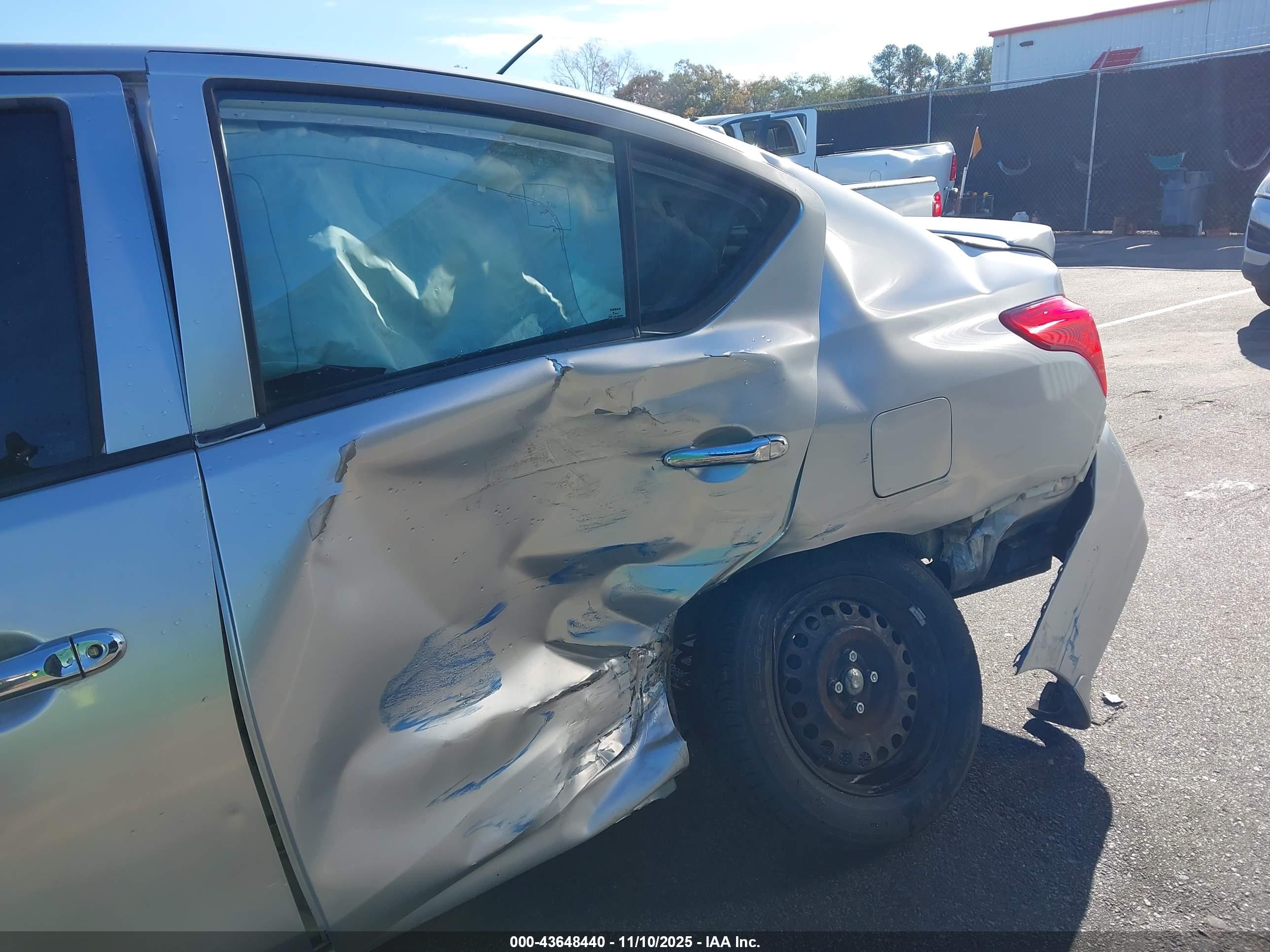 NISSAN VERSA image 6