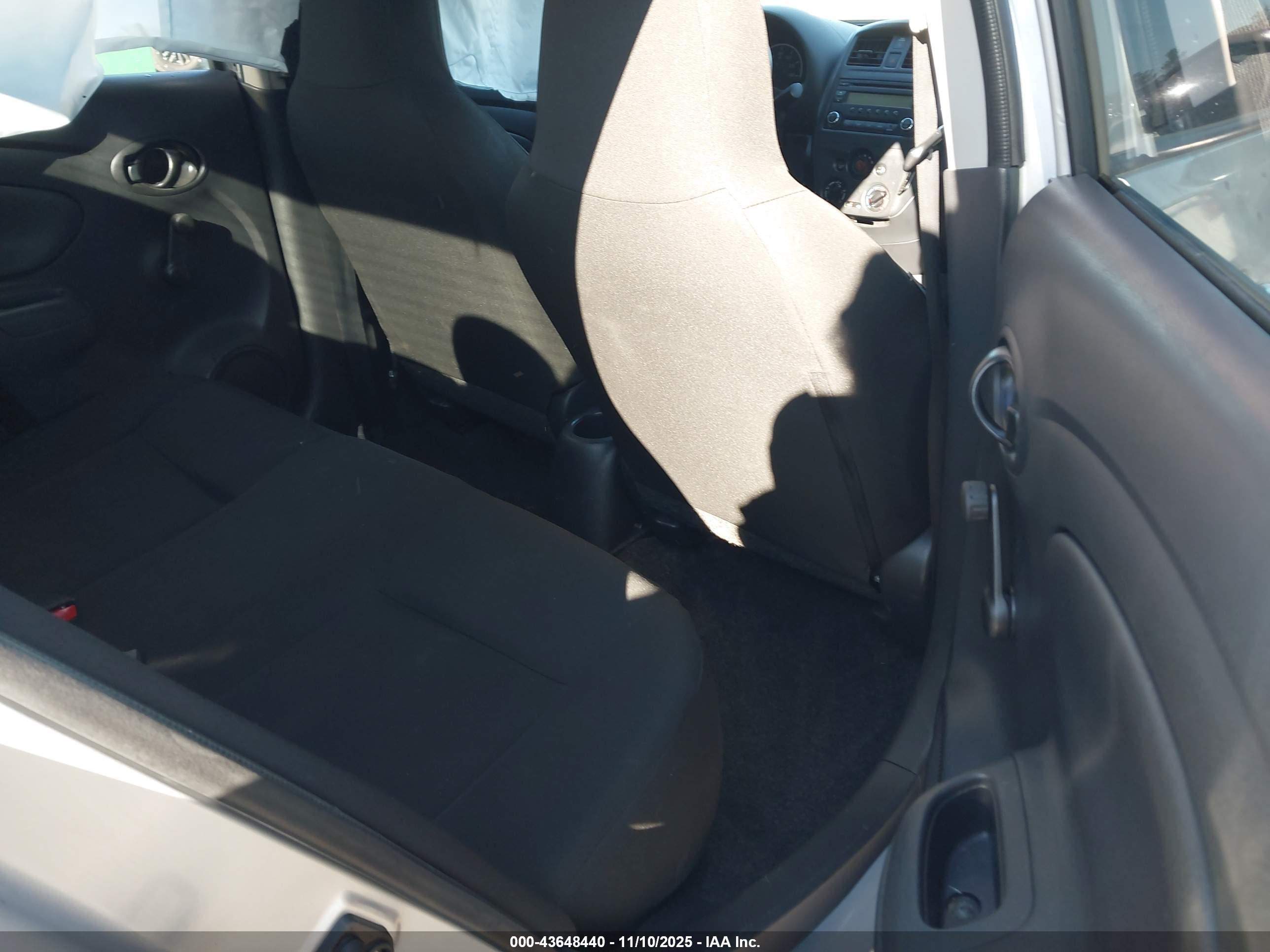 NISSAN VERSA image 8