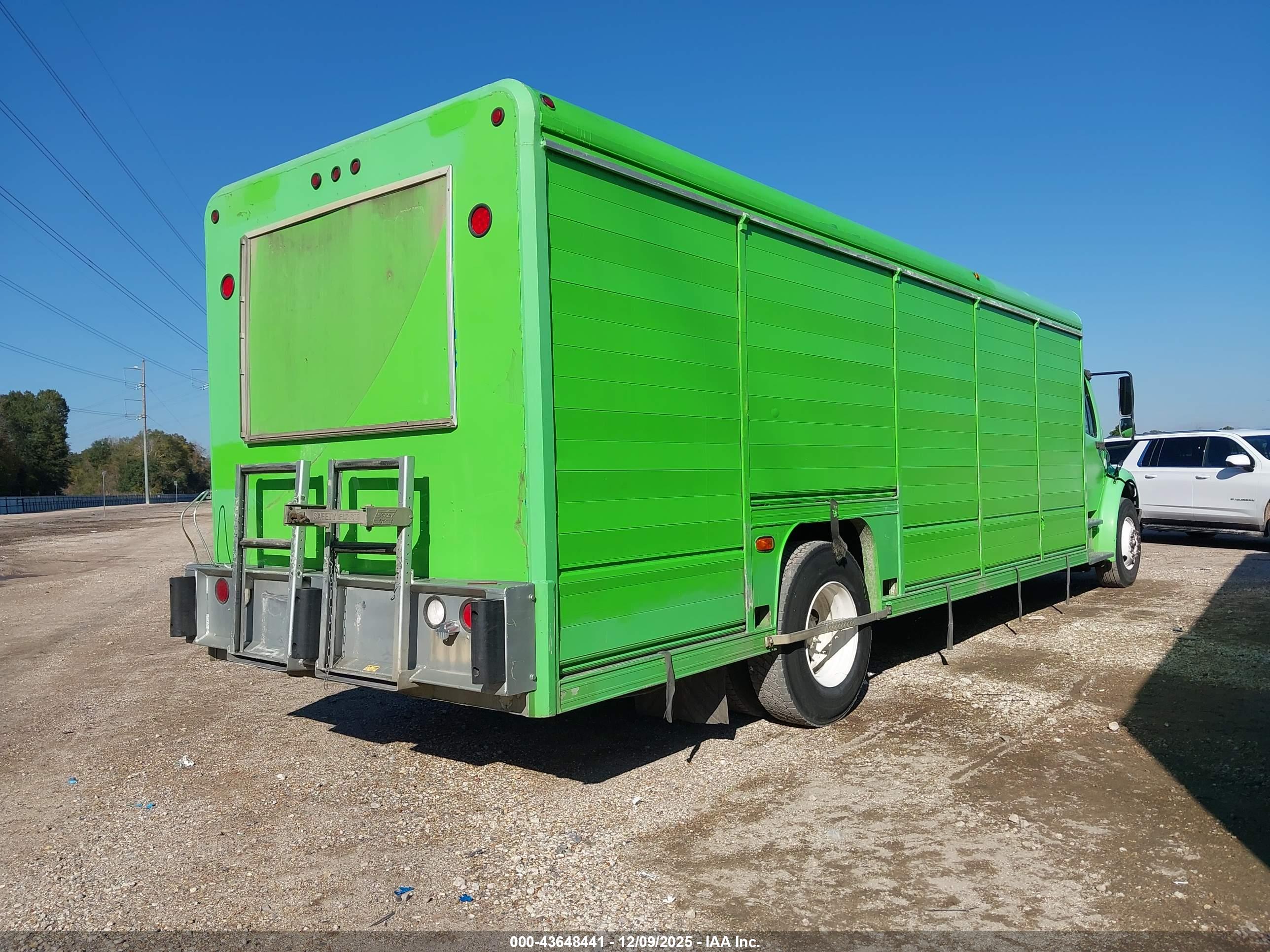 FREIGHTLINER M2 image 4