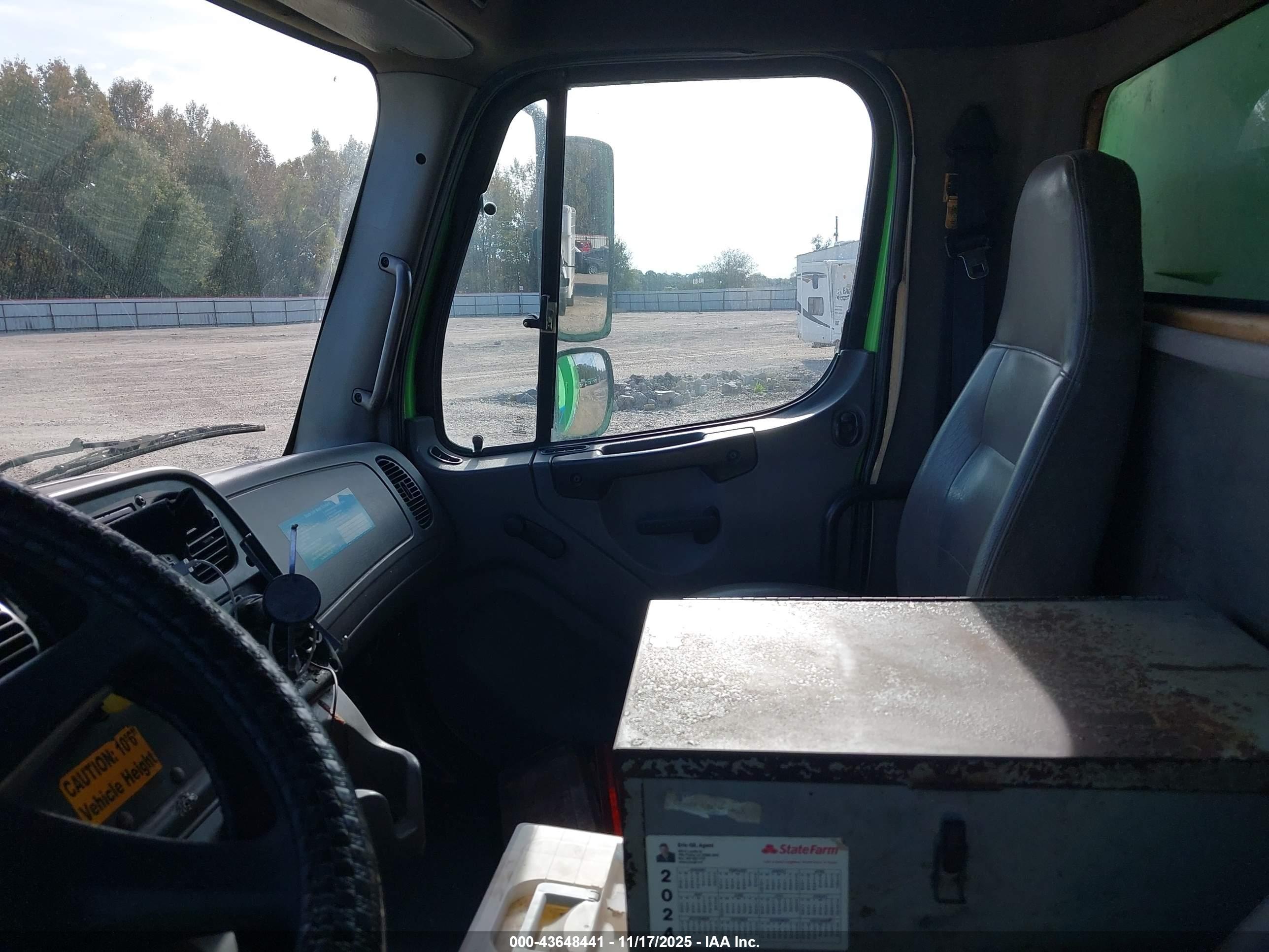 FREIGHTLINER M2 image 7