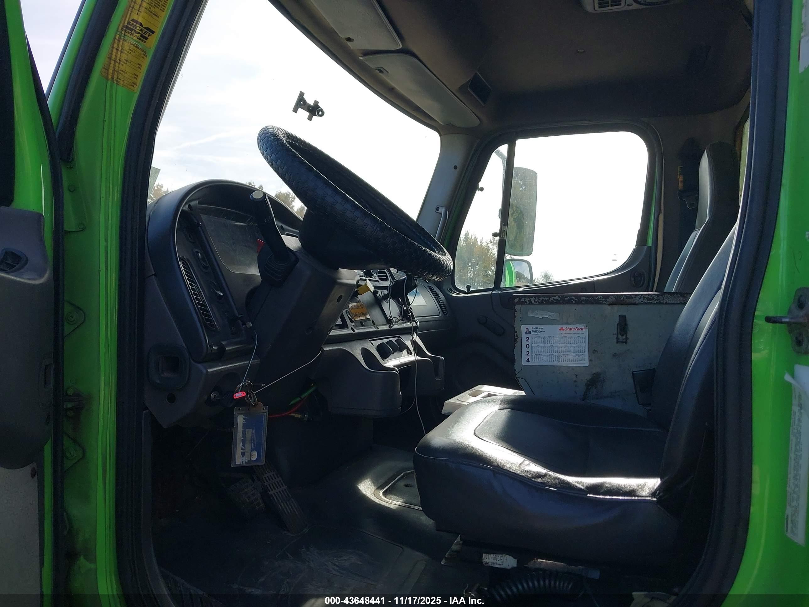 FREIGHTLINER M2 image 8