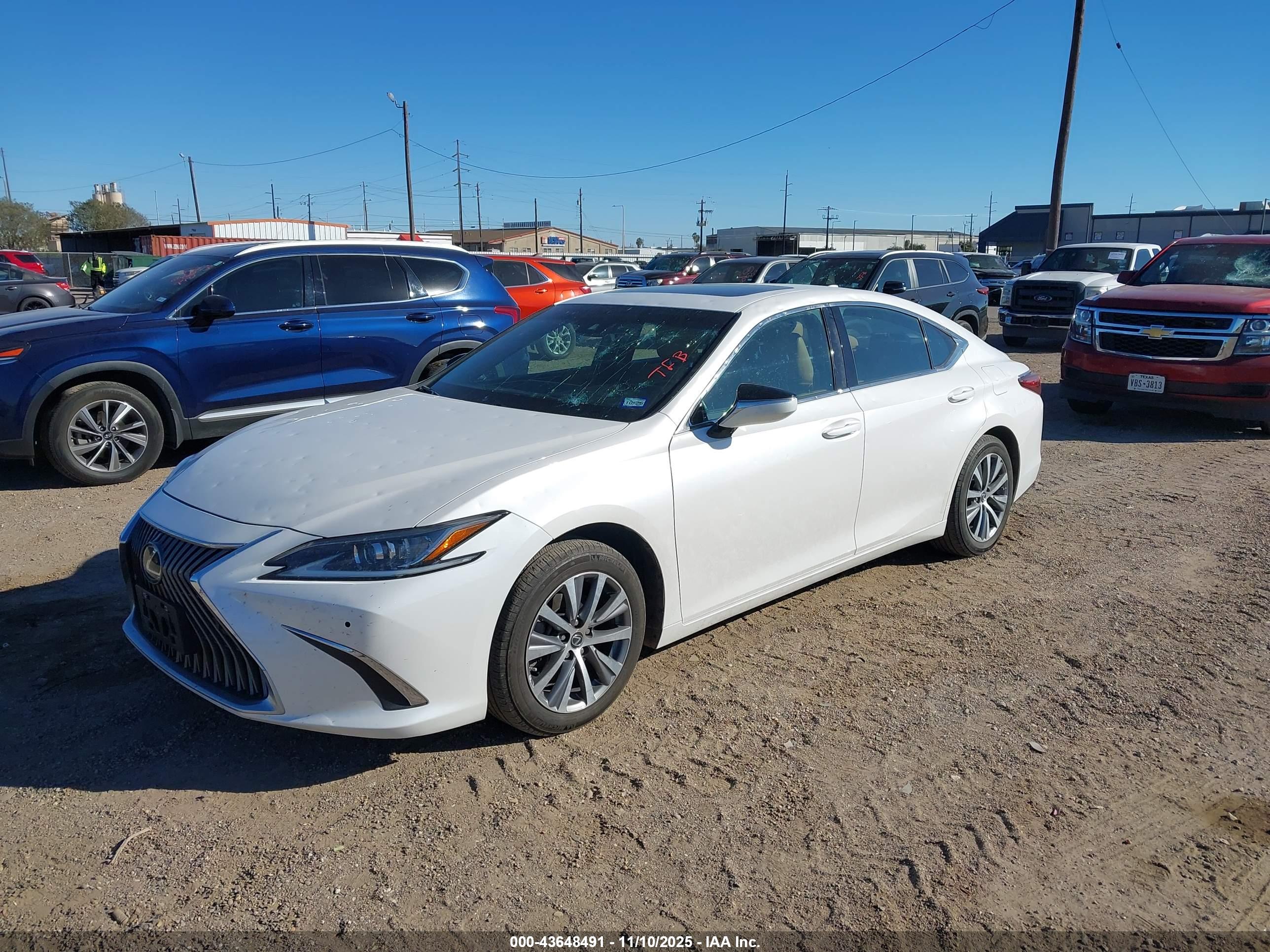 LEXUS ES image 2