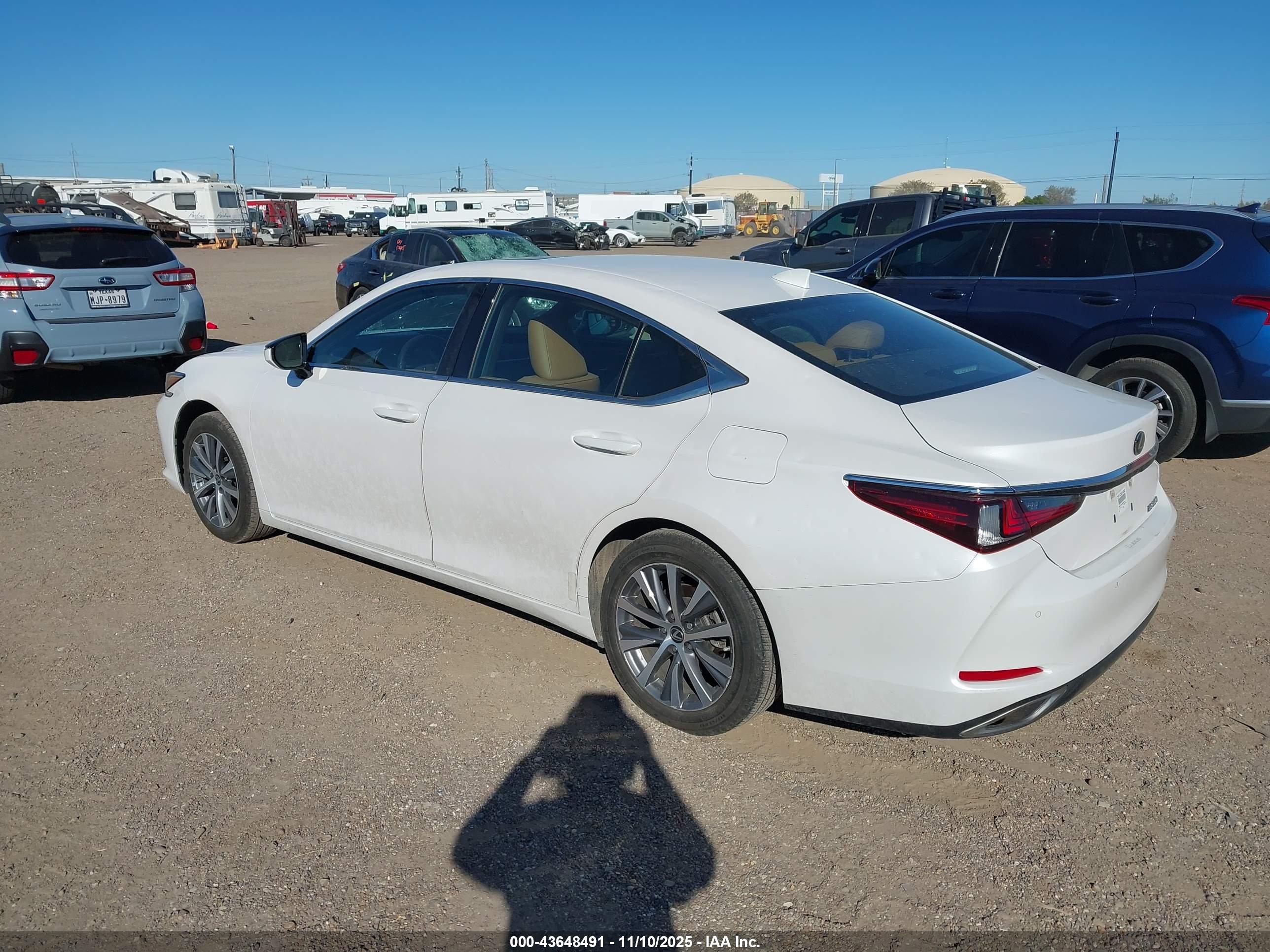 LEXUS ES image 3