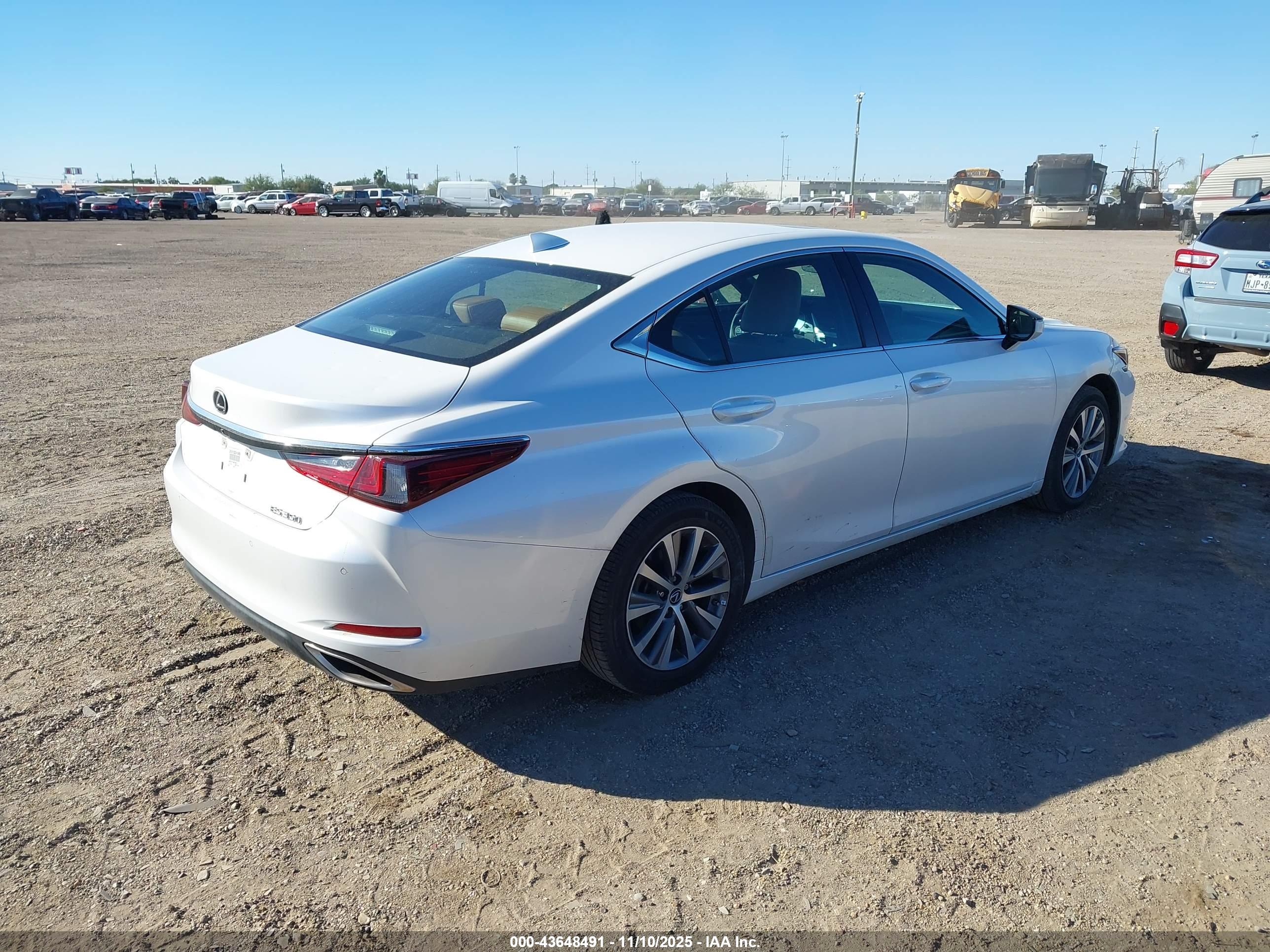 LEXUS ES image 4