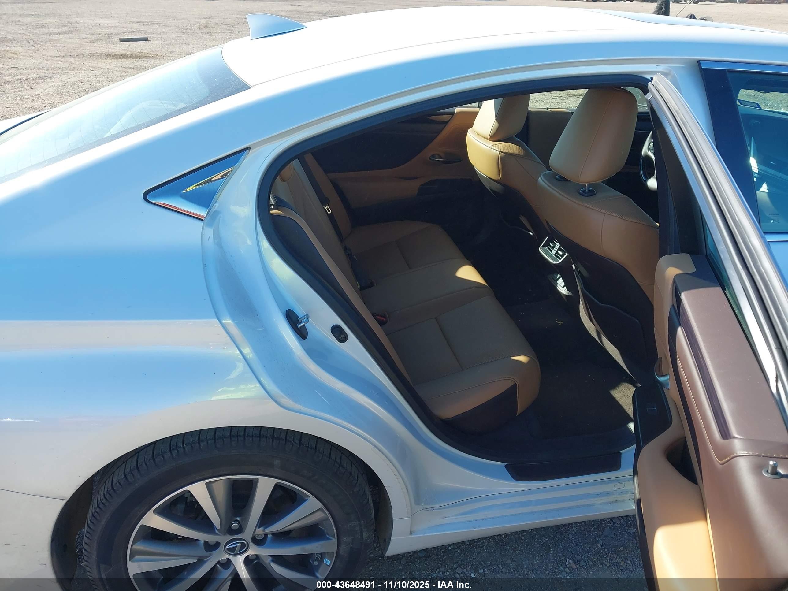 LEXUS ES image 8