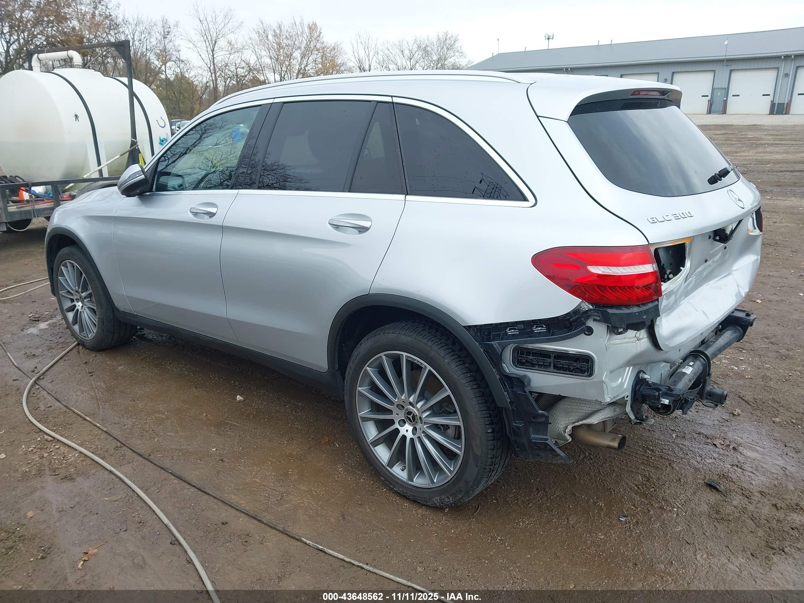 MERCEDES-BENZ GLC image 3