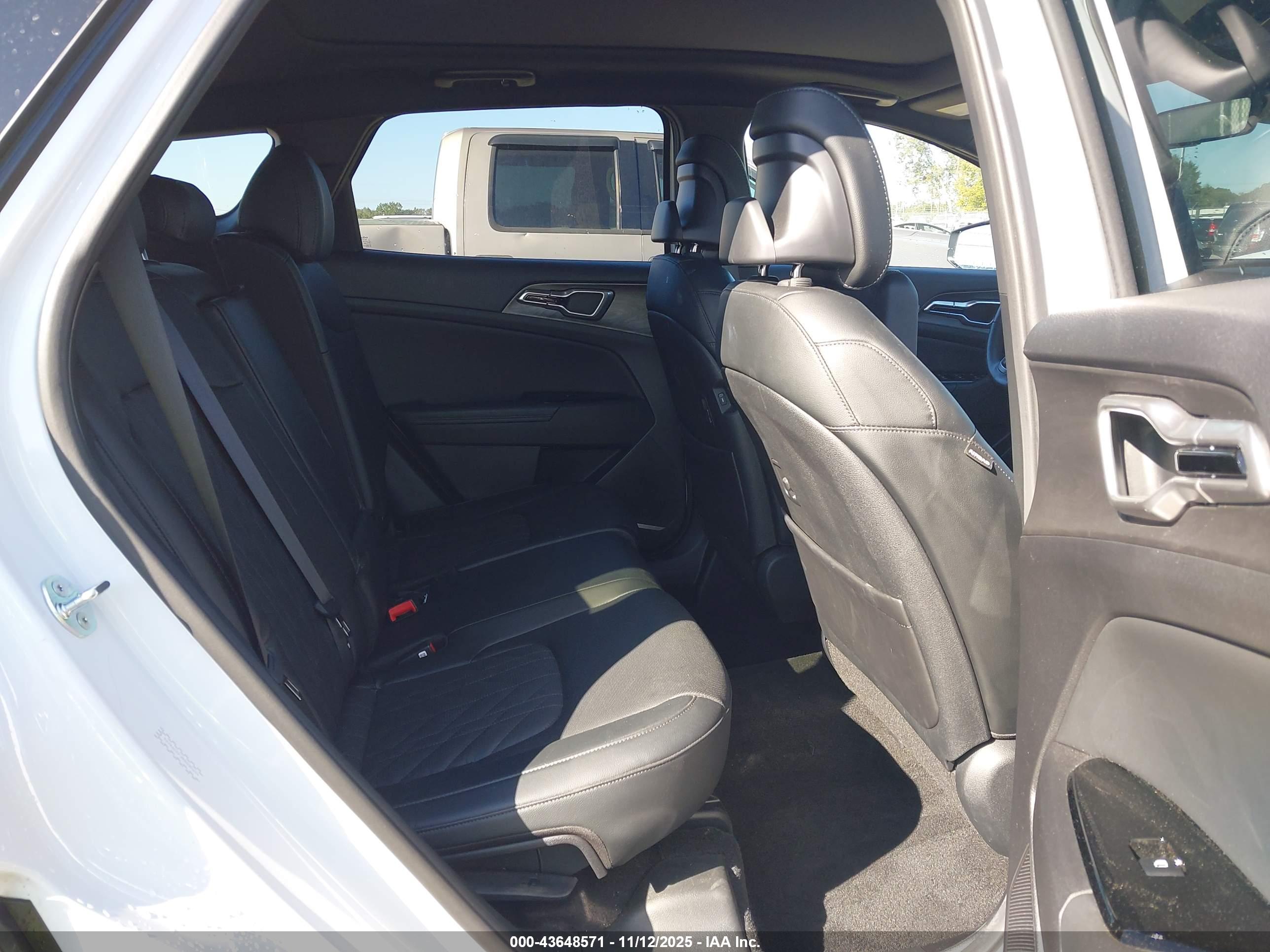 KIA SPORTAGE image 8
