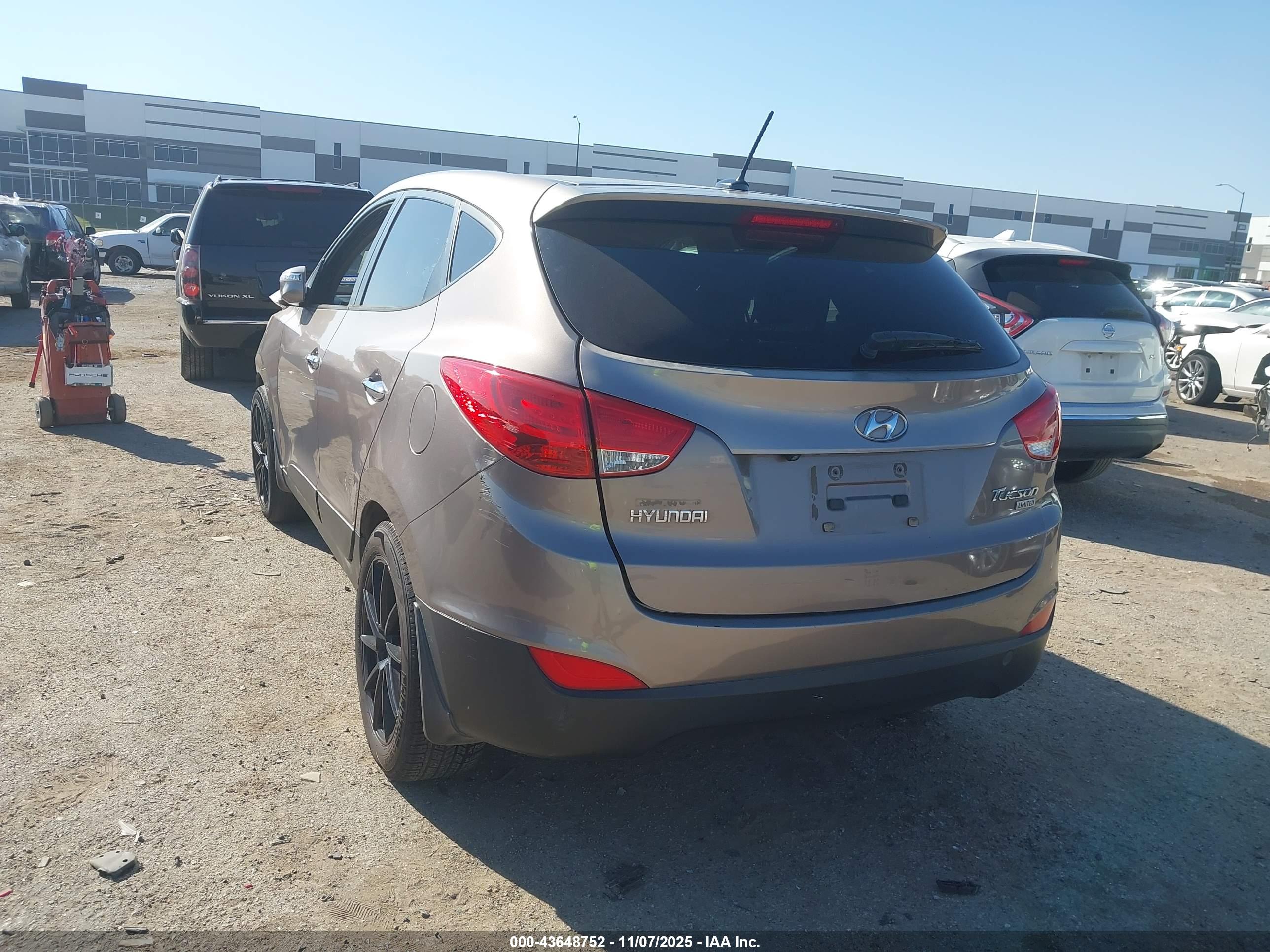 HYUNDAI TUCSON image 3