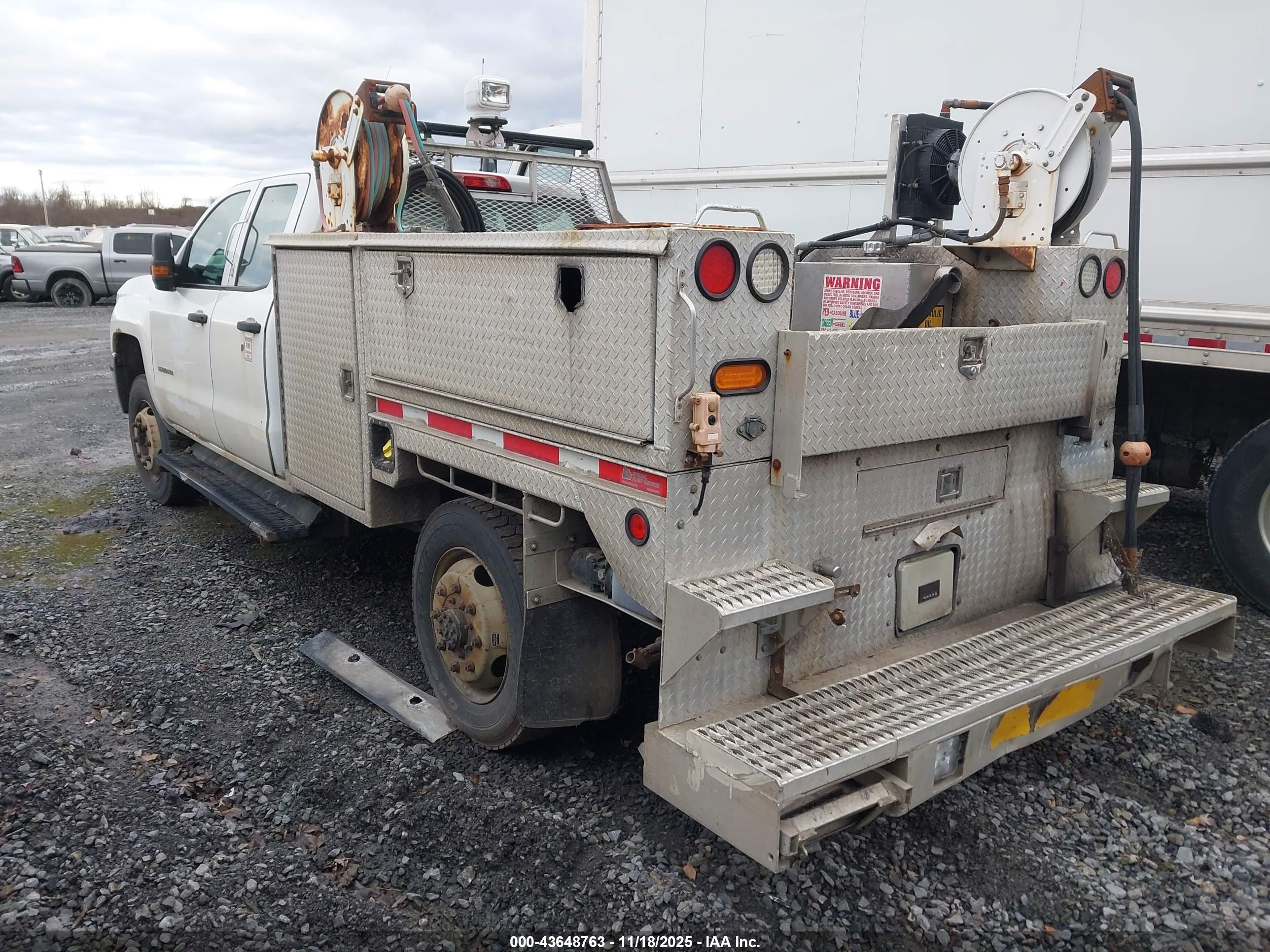 CHEVROLET SILVERADO image 3