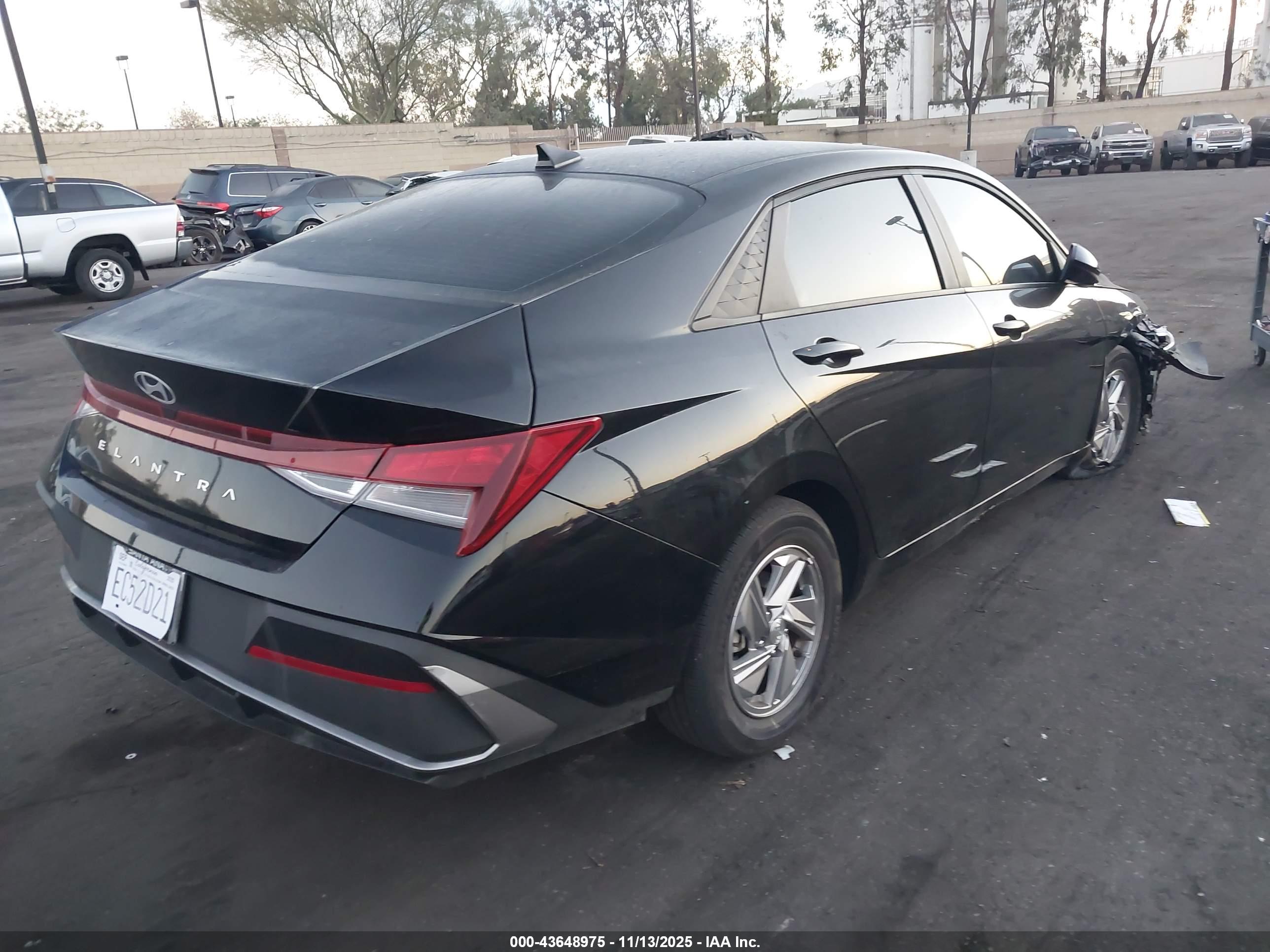 HYUNDAI ELANTRA image 4