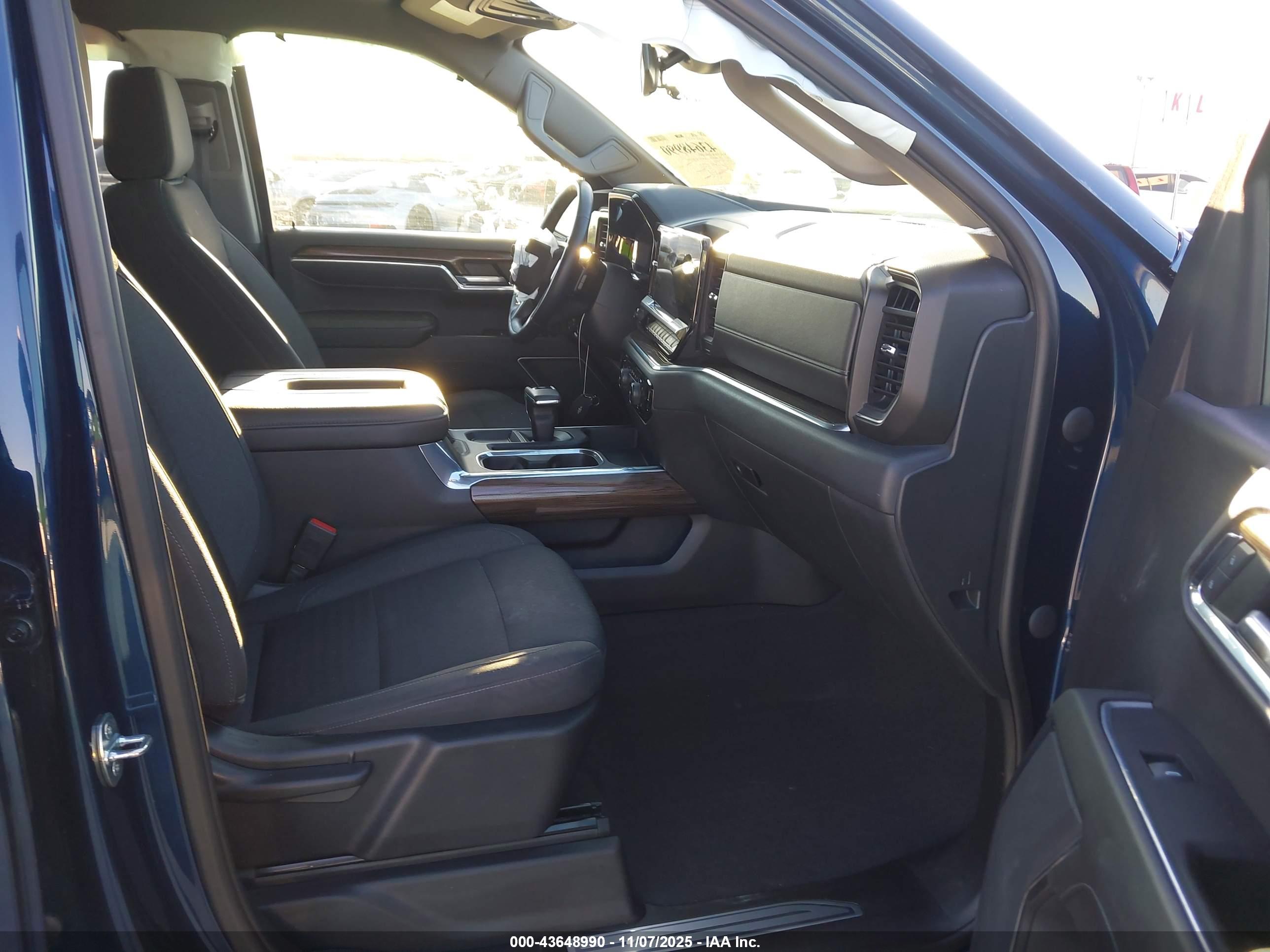 CHEVROLET SILVERADO image 5