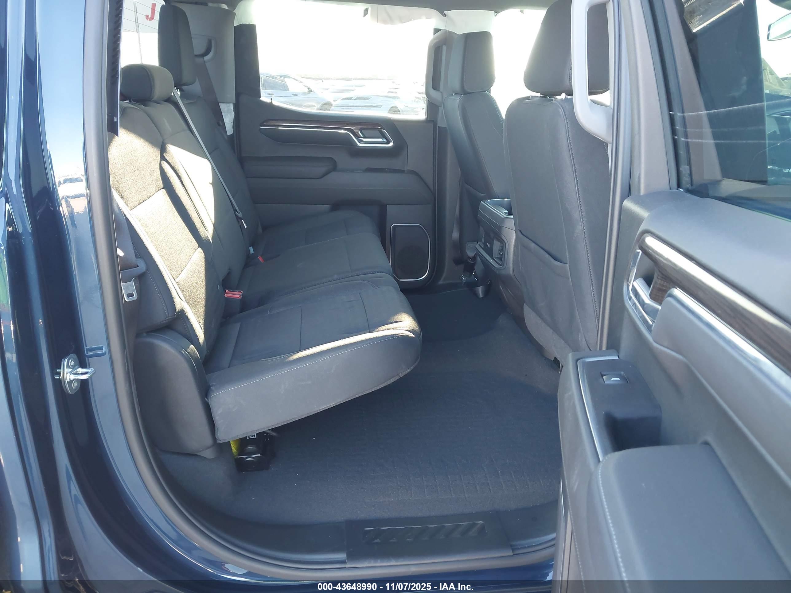 CHEVROLET SILVERADO image 8