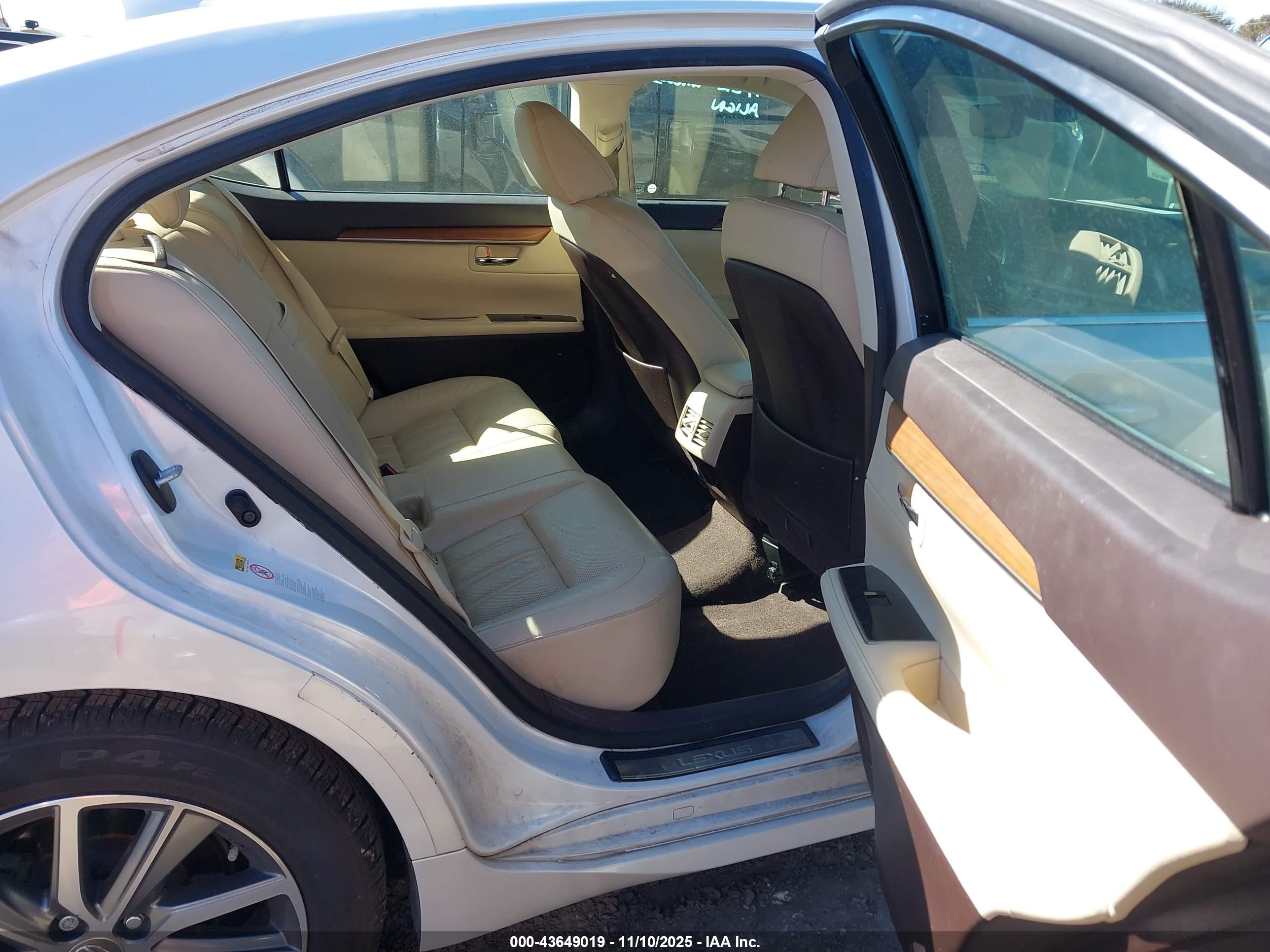 LEXUS ES image 8