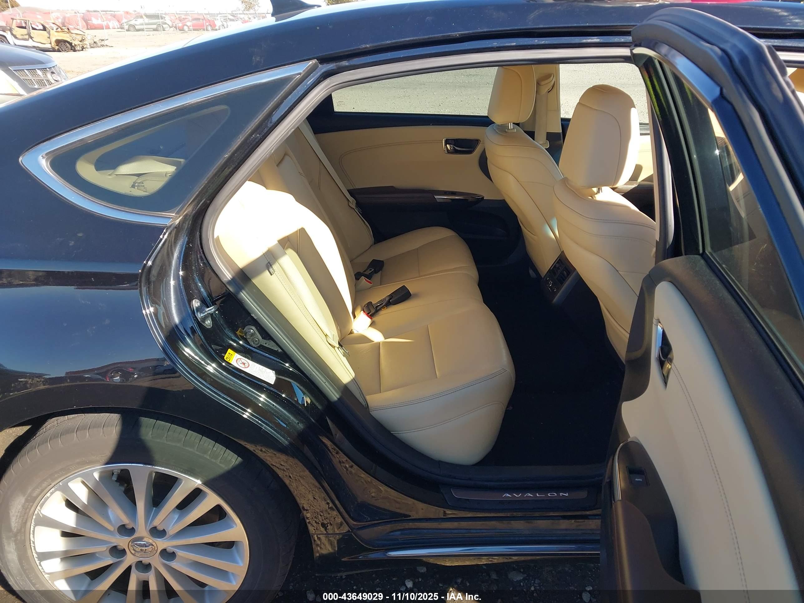 TOYOTA AVALON image 8