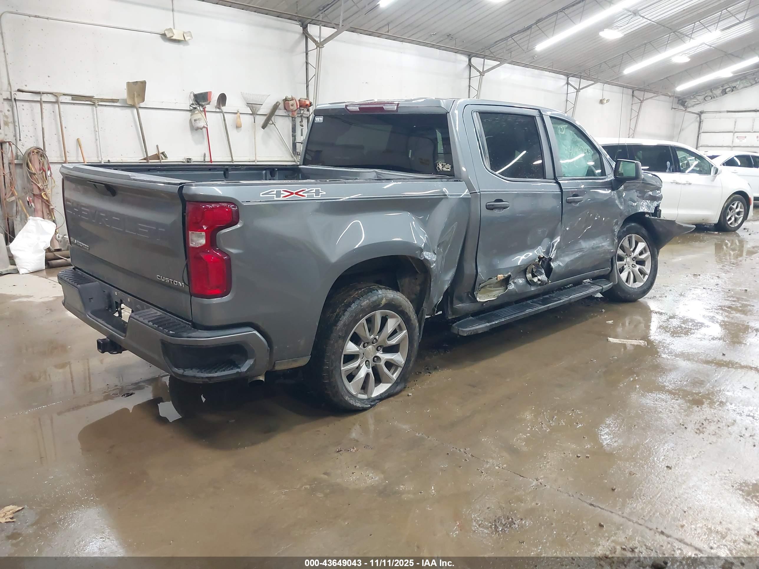 CHEVROLET SILVERADO image 4